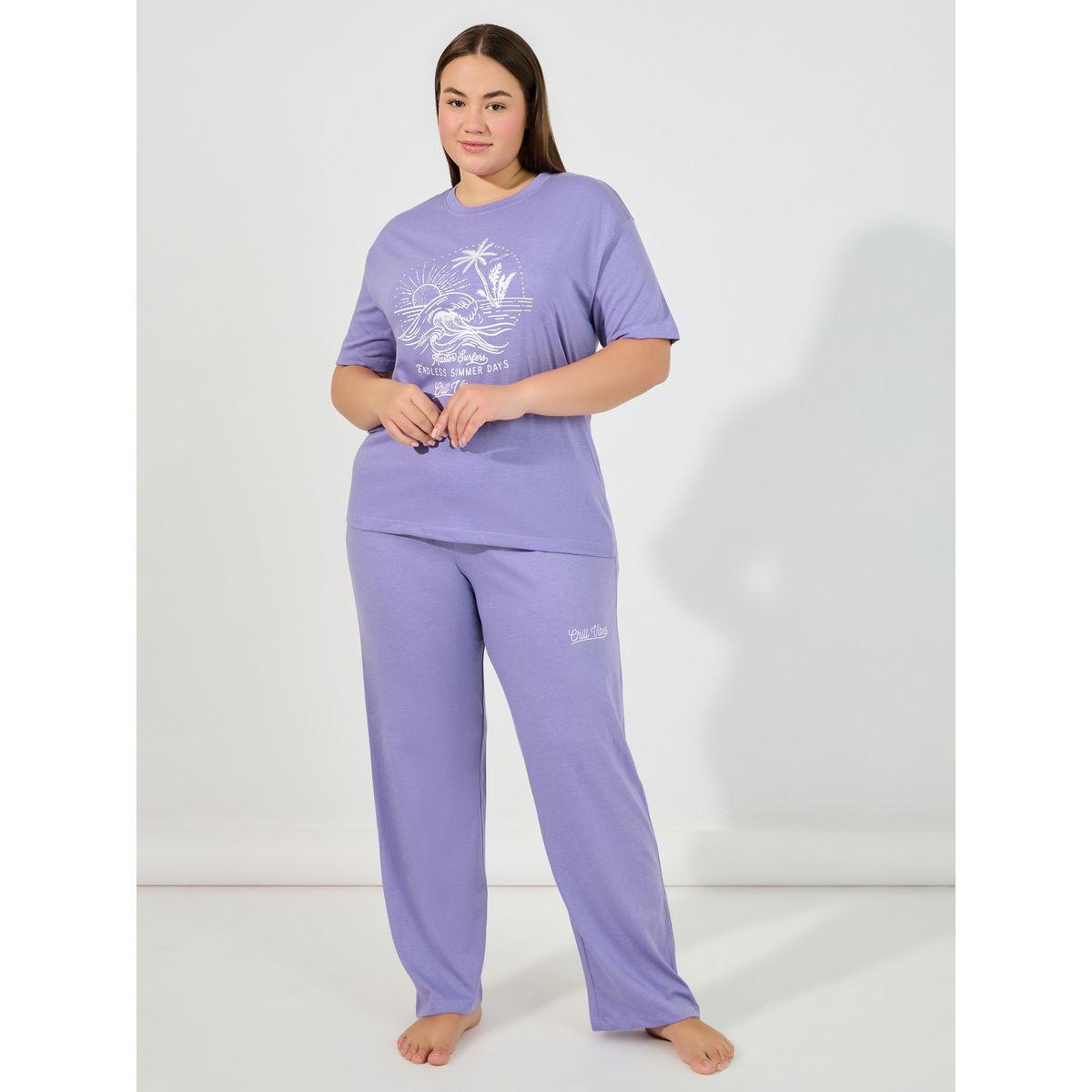 Styli Unwind Plus Size Chill Vibes Graphic T-Shirt & Pyjama Set-women-clothing-nightwear-pyjamas-longsets-image-1