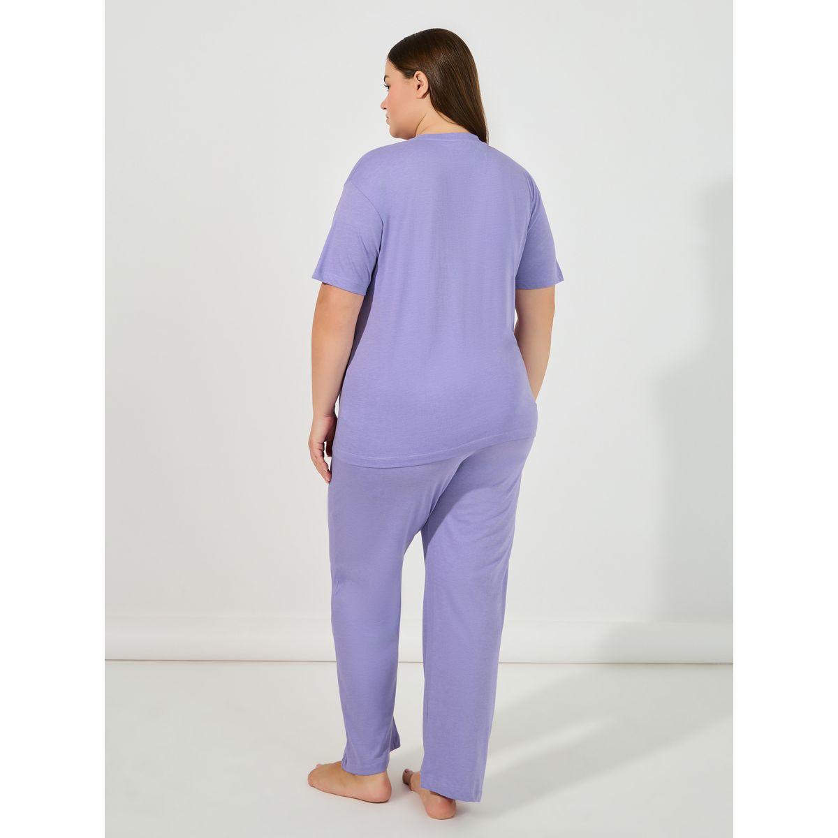 Styli Unwind Plus Size Chill Vibes Graphic T-Shirt & Pyjama Set-women-clothing-nightwear-pyjamas-longsets-image-4