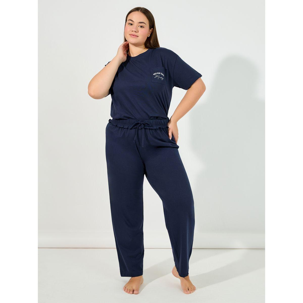 Styli Unwind Plus Size Slogan Pocket Print T-Shirt & Ruffle Waistband Pyjama Set-women-clothing-nightwear-pyjamas-longsets-image-5