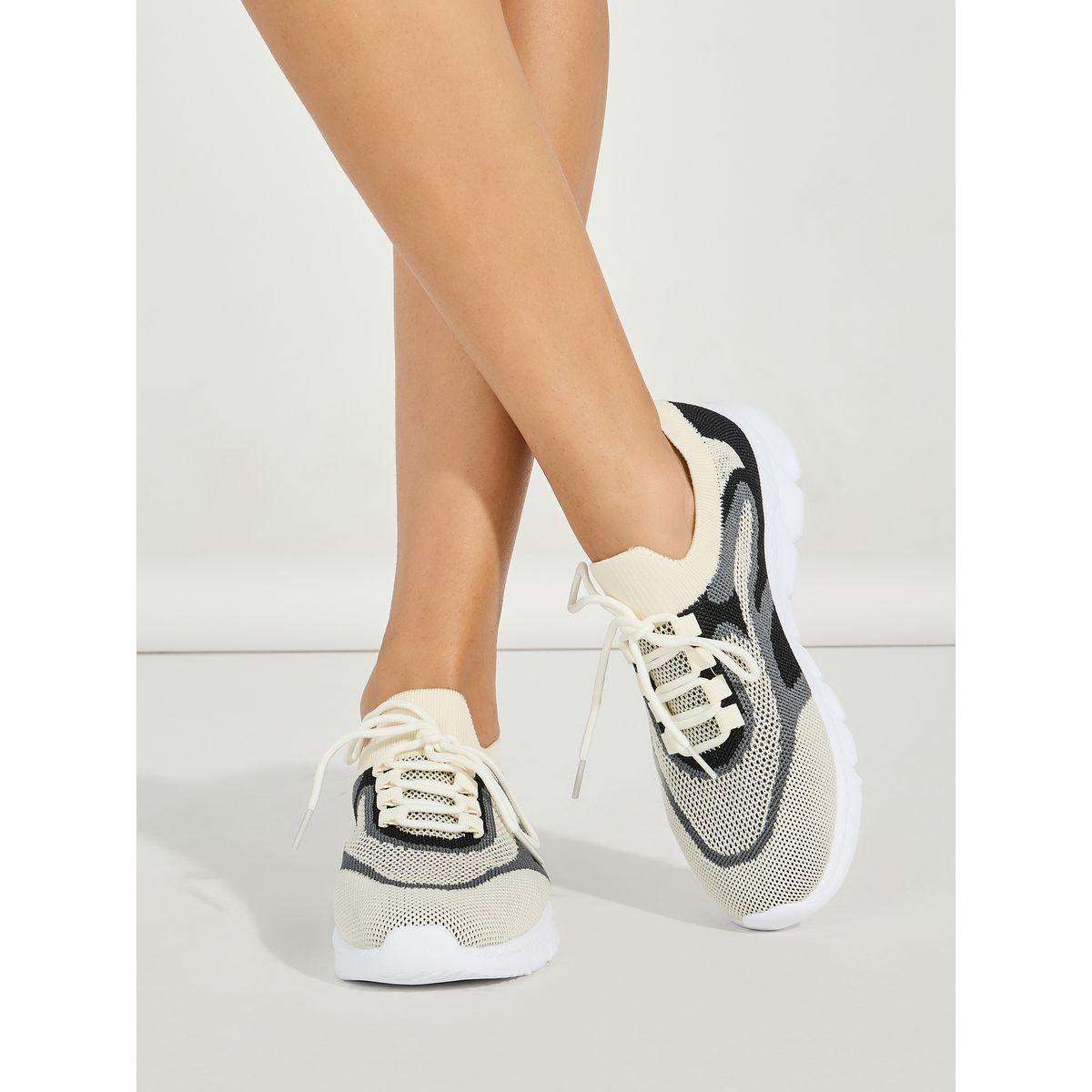 حذاء سنيكرز بنعل فوم وتفاصيل شبكية-women-shoes-sneakers-image-7