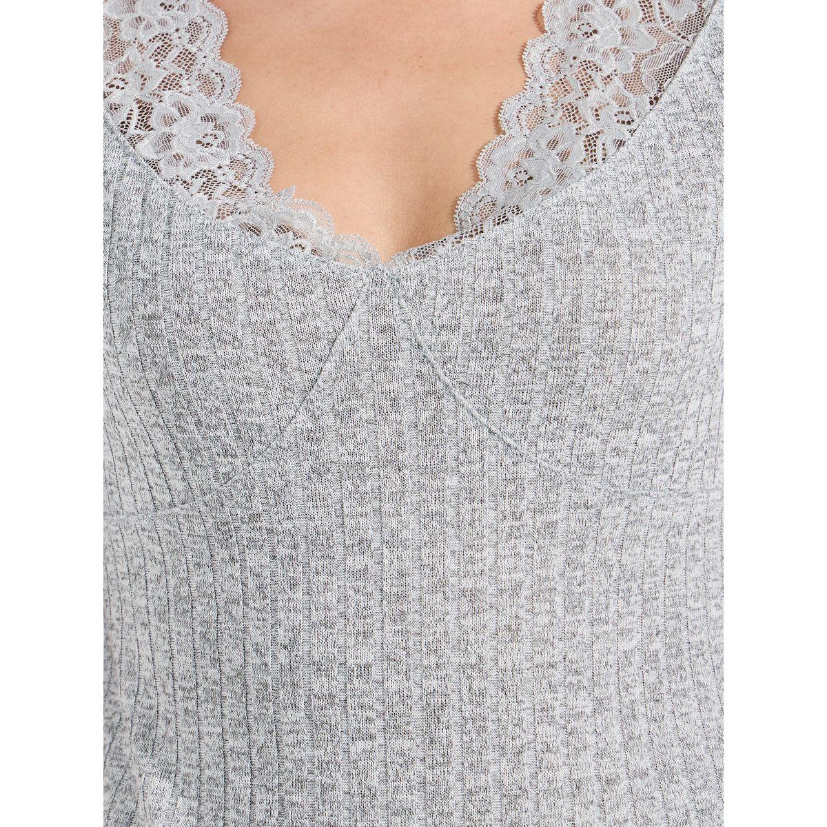 طقم من بنطال بيجاما مع بلوزة مضلعة بتفاصيل دانتيل-women-clothing-nightwear-pyjamas-longsets-image-4