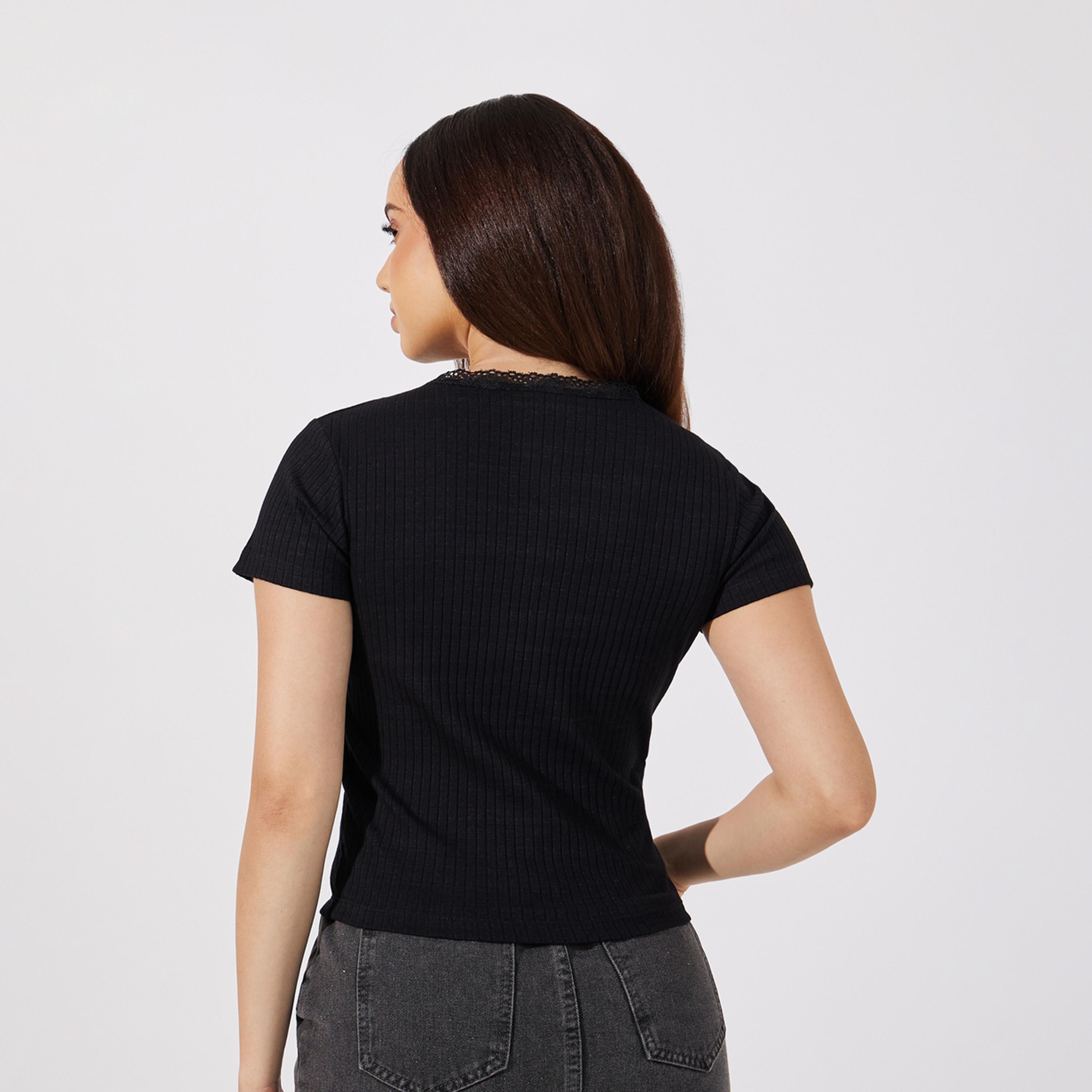 ستايلي - بلوزة محبوكة مضلعة بأكمام قصيرة مع حواف من الدانتيل-women-clothing-tshirts-image-4
