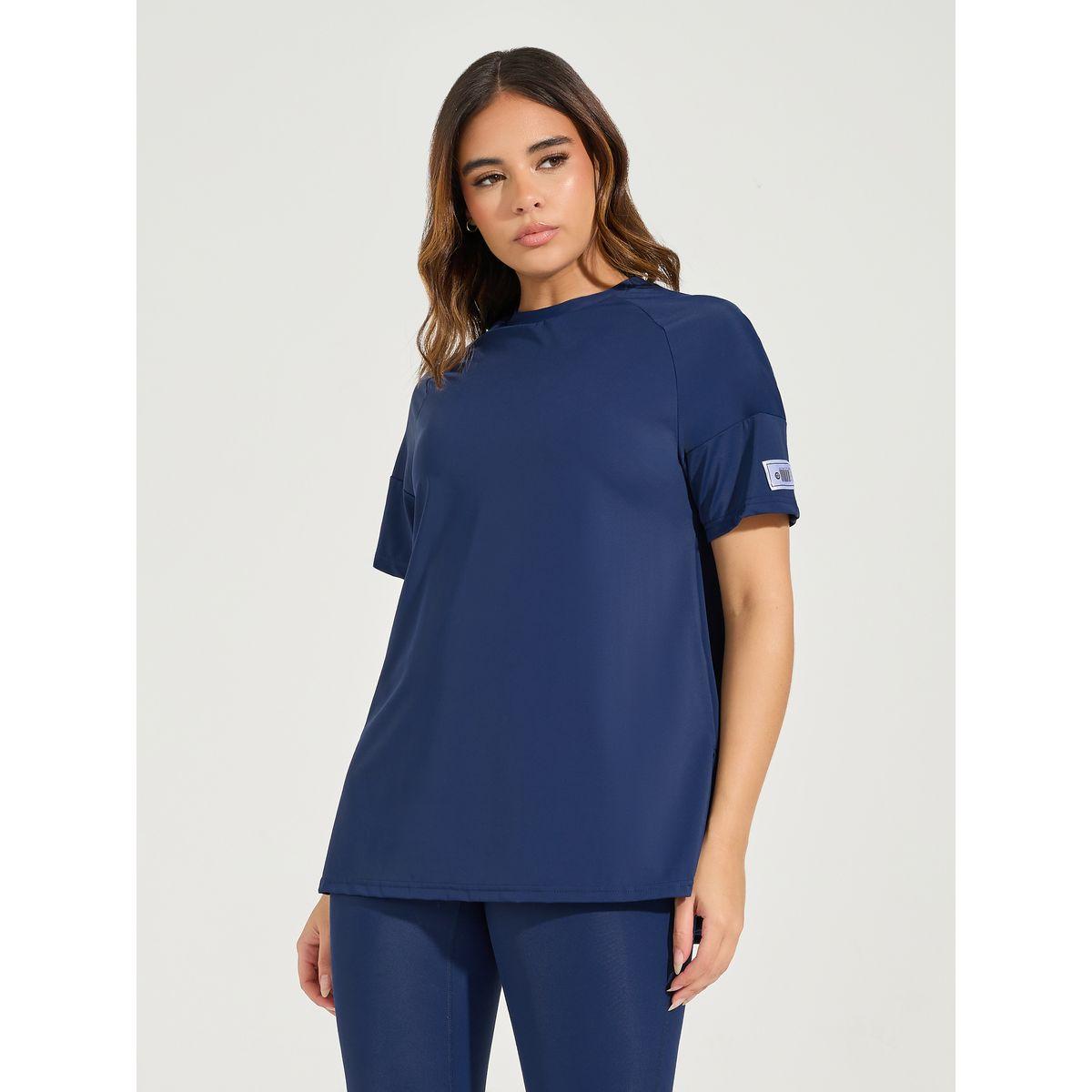 بلوزة رياضية مزينة بشارة وطبعة كتابة مع اكمام قصيرة-sports-women-clothing-tshirtsandvests-image-1