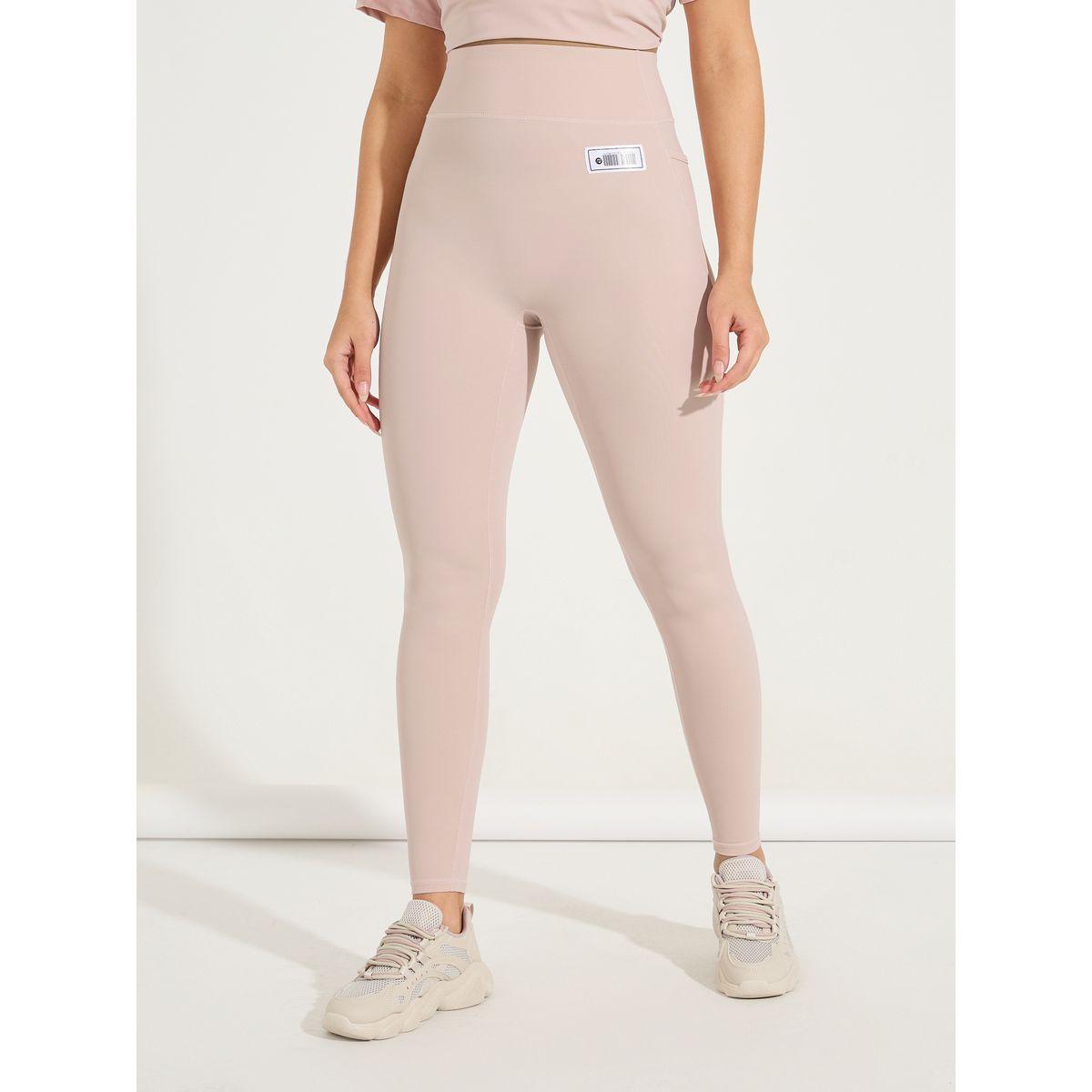ليقنز بتفاصيل درزات مع شارة وجيب-women-clothing-sportswearandactivewear-bottoms-leggings-image-2