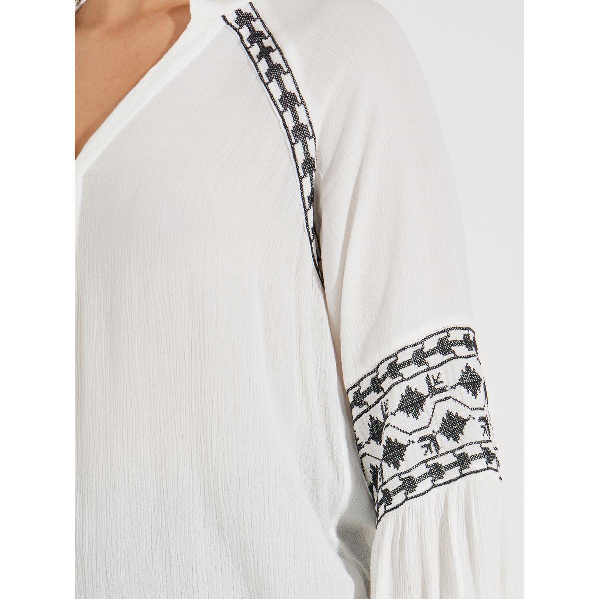 بلوزة بتفاصيل مُطرّزة واكمام ريجلان مع ازرار-women-clothing-shirtsandblouses-blouses-image-5