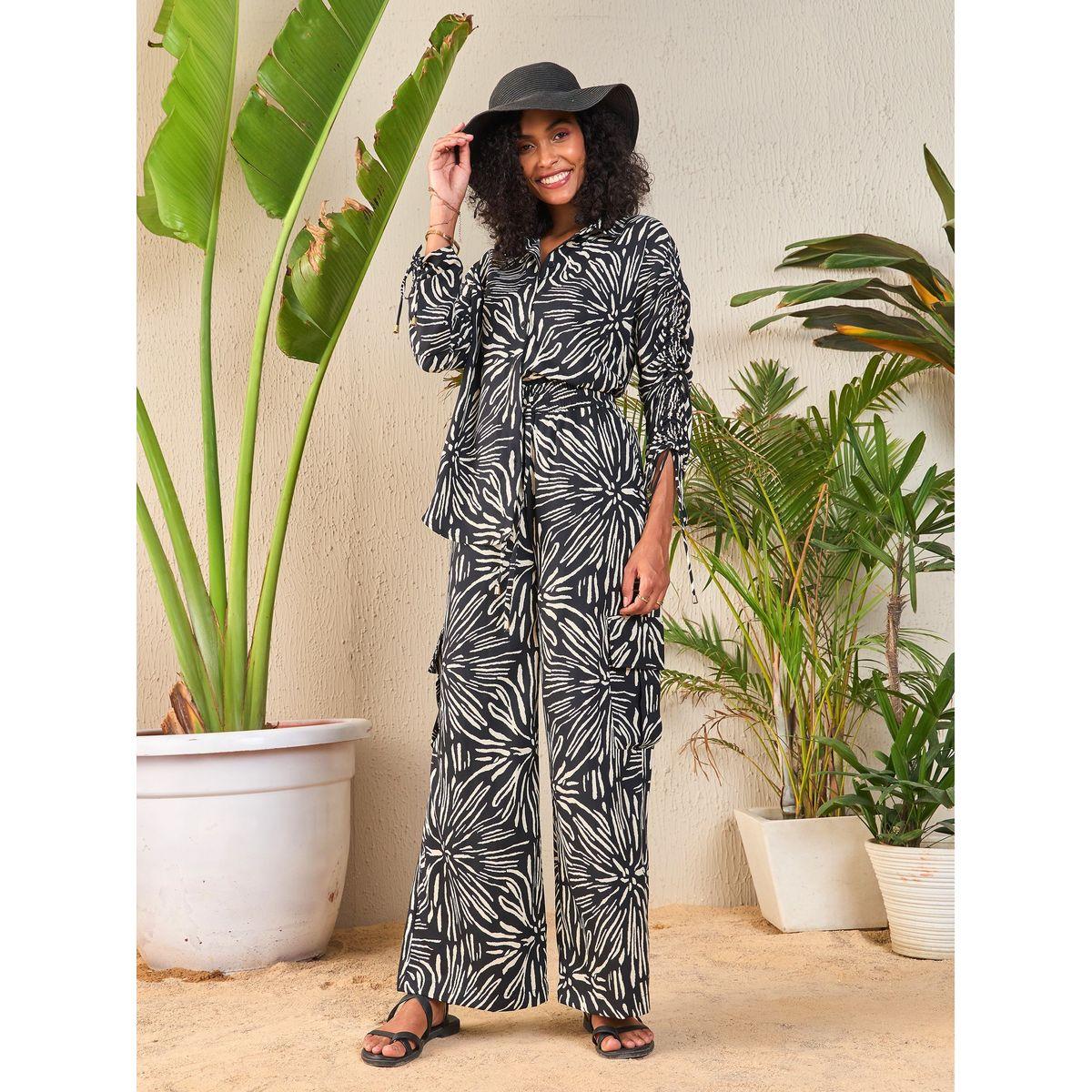 طقم من بنطال كارجو مع بلوزة بطبعة مجردة ساسافراس × ستايلي-women-clothing-coordsets-image-1