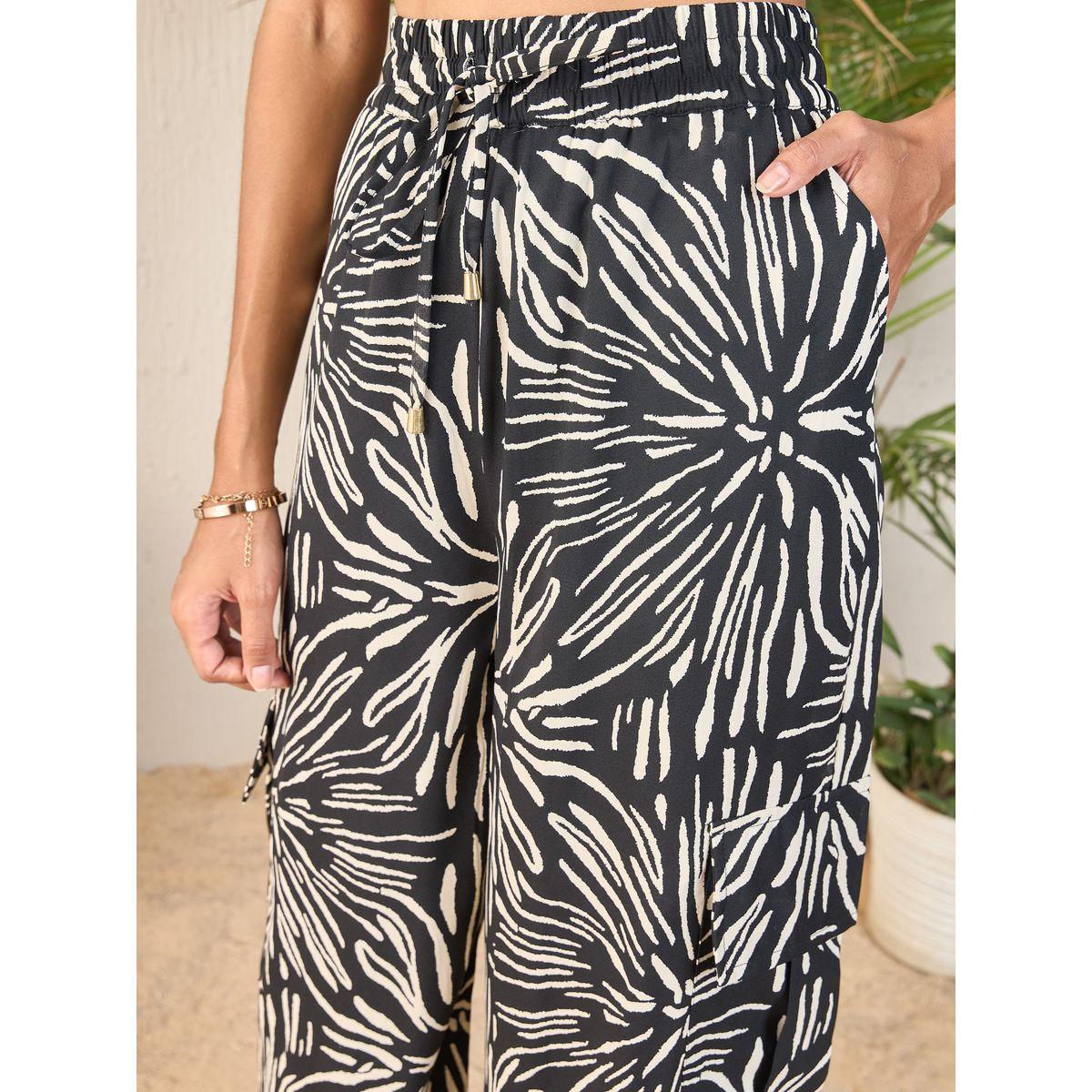 طقم من بنطال كارجو مع بلوزة بطبعة مجردة ساسافراس × ستايلي-women-clothing-coordsets-image-5