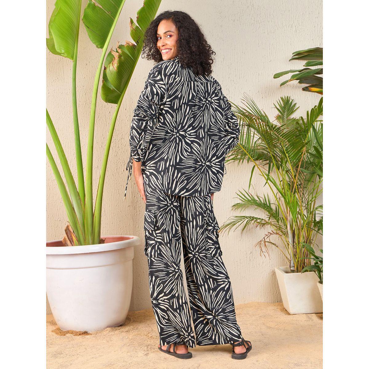 طقم من بنطال كارجو مع بلوزة بطبعة مجردة ساسافراس × ستايلي-women-clothing-coordsets-image-6