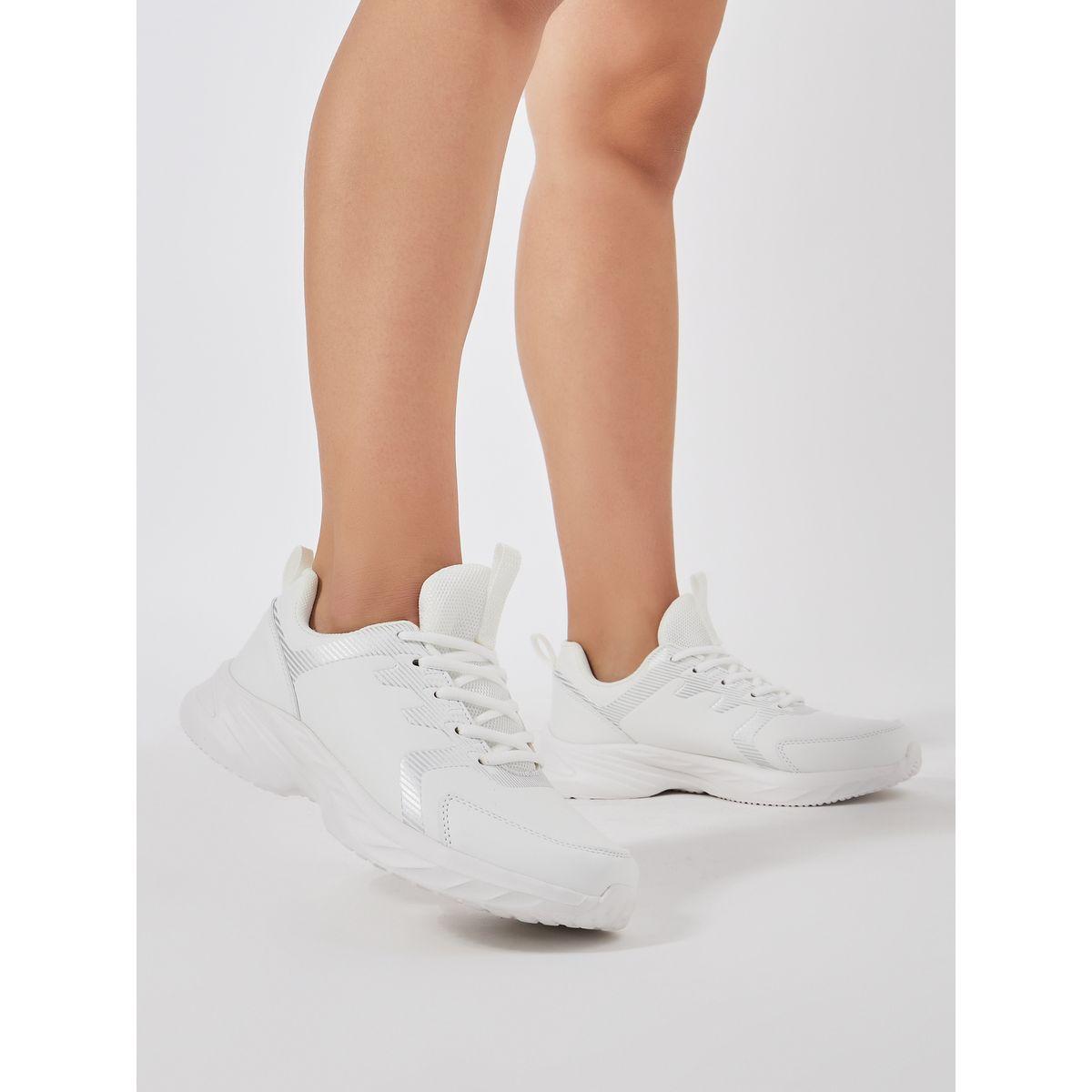 حذاء سنيكرز برباط غلق وتفاصيل مُتباينة-women-shoes-sneakers-image-1