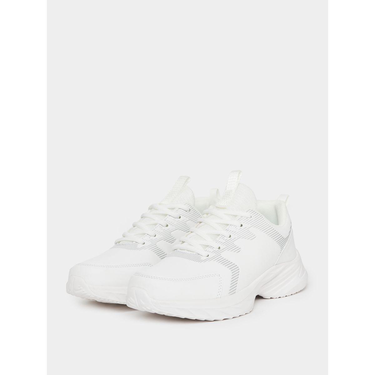 حذاء سنيكرز برباط غلق وتفاصيل مُتباينة-women-shoes-sneakers-image-2