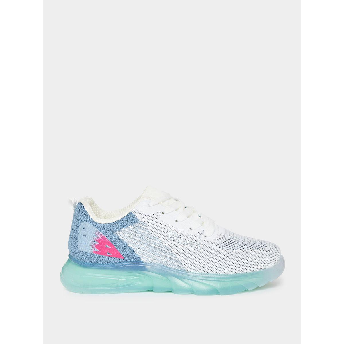 حذاء سنيكرز بتفاصيل مُتباينة ورباط غلق-women-shoes-sneakers-image-3