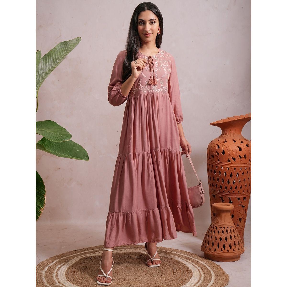 فستان طويل بكسرات وزهور مُطرزة مع ياقة بأربطة فيشود × ستايلي-women-clothing-dresses-image-1