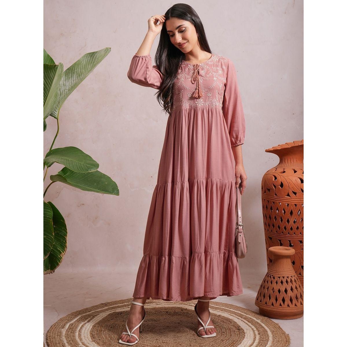 فستان طويل بكسرات وزهور مُطرزة مع ياقة بأربطة فيشود × ستايلي-women-clothing-dresses-image-2