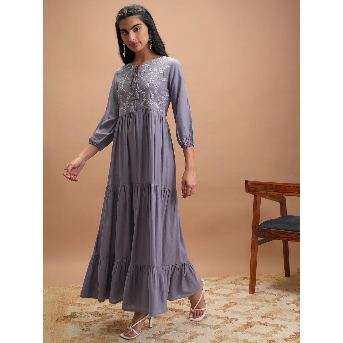 فستان طويل بكسرات وزهور مُطرزة مع ياقة بأربطة فيشود × ستايلي-women-clothing-dresses-image-2