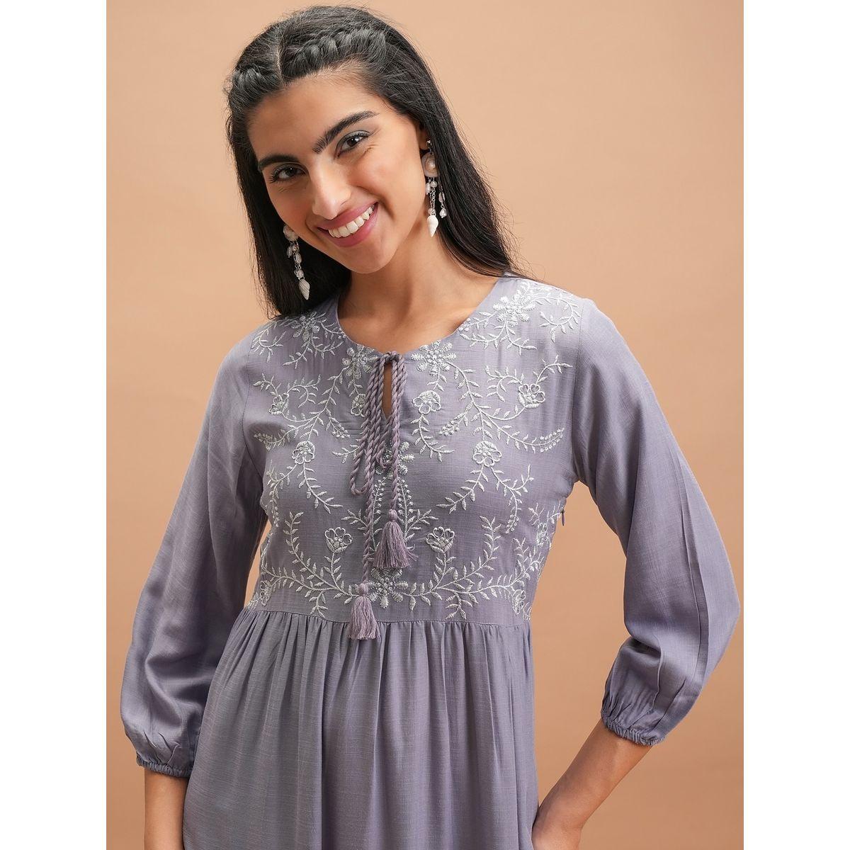 فستان طويل بكسرات وزهور مُطرزة مع ياقة بأربطة فيشود × ستايلي-women-clothing-dresses-image-6