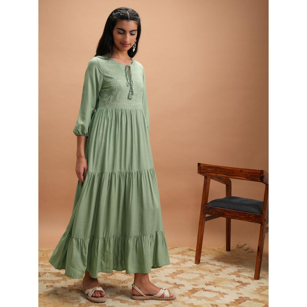 فستان طويل بكسرات وزهور مُطرزة مع ياقة بأربطة فيشود × ستايلي-women-clothing-dresses-image-3