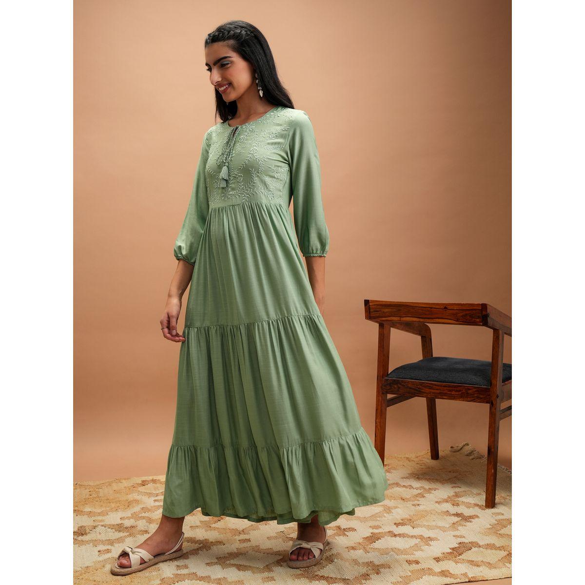 فستان طويل بكسرات وزهور مُطرزة مع ياقة بأربطة فيشود × ستايلي-women-clothing-dresses-image-5
