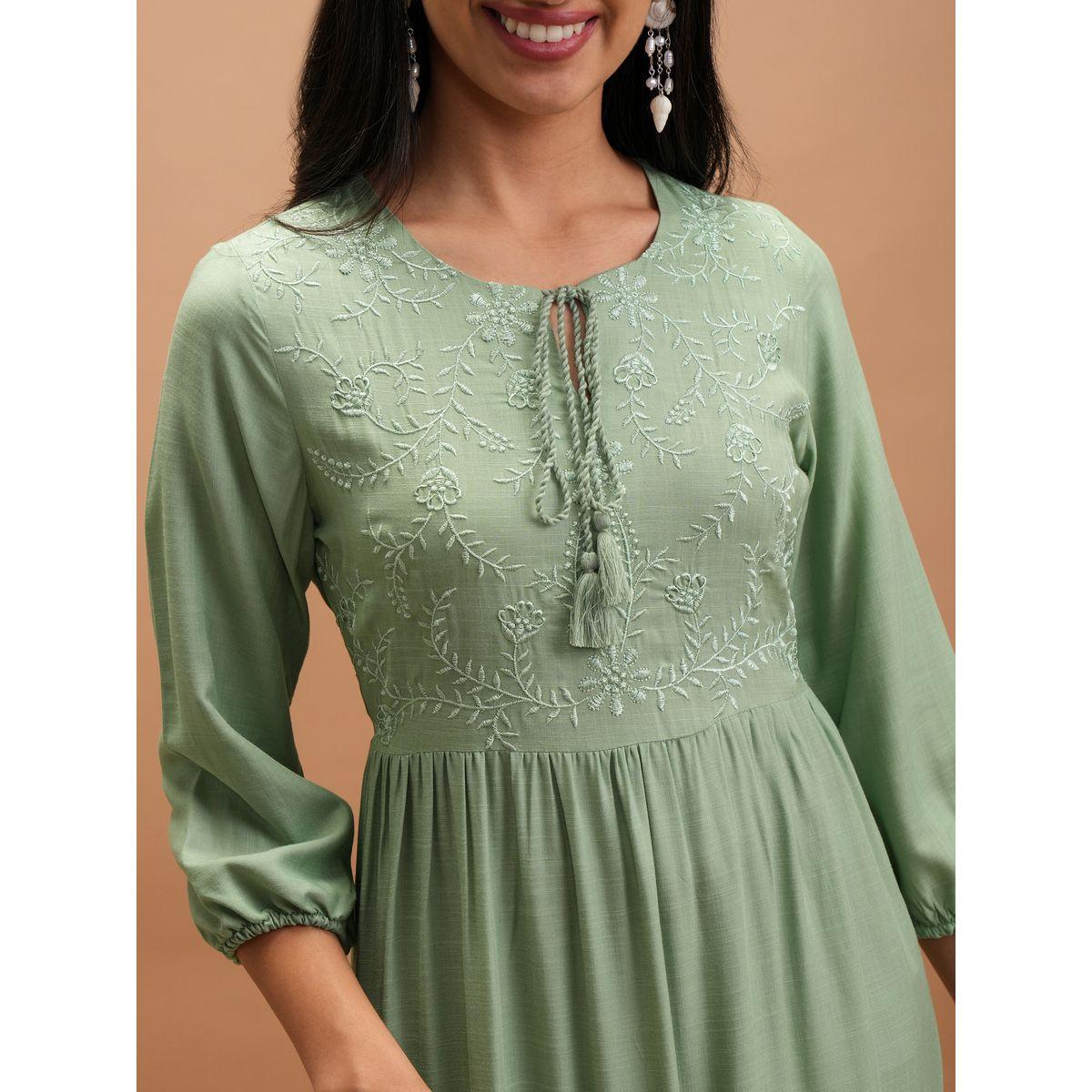 فستان طويل بكسرات وزهور مُطرزة مع ياقة بأربطة فيشود × ستايلي-women-clothing-dresses-image-6