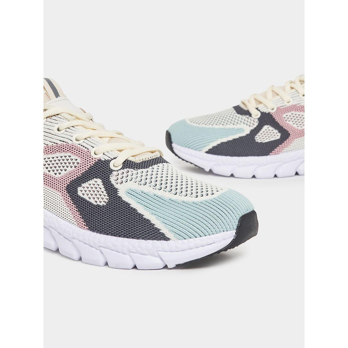 حذاء سنيكرز بتفاصيل شبكية ونمط كتل الالوان-women-shoes-sneakers-image-4