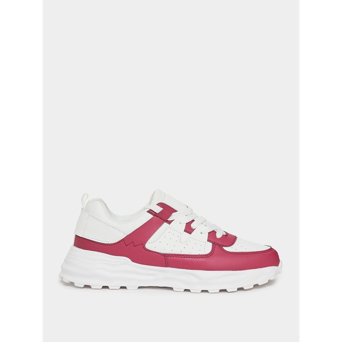 حذاء سنيكرز بتفاصيل مُتباينة ورباط غلق-women-shoes-sneakers-image-2