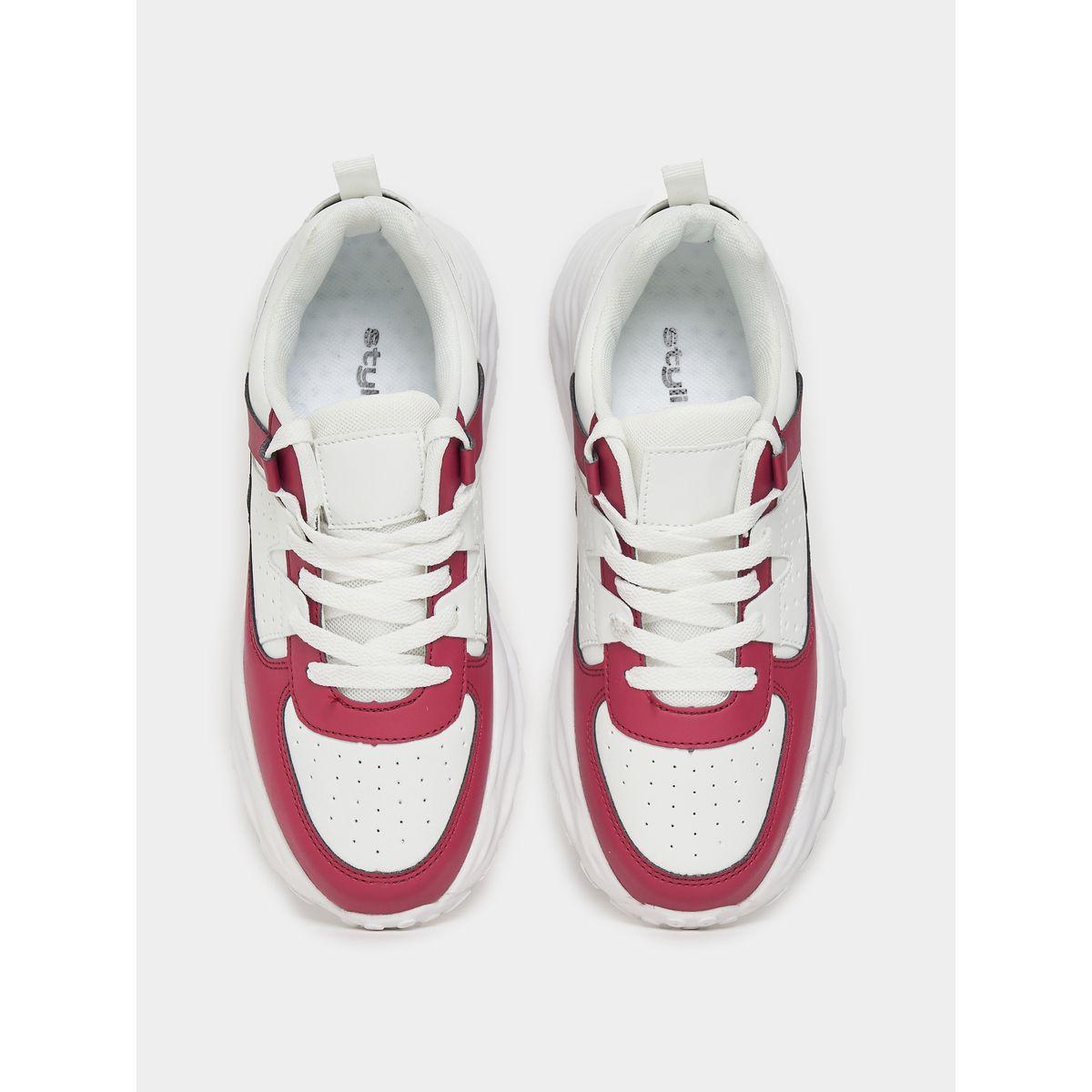 حذاء سنيكرز بتفاصيل مُتباينة ورباط غلق-women-shoes-sneakers-image-6