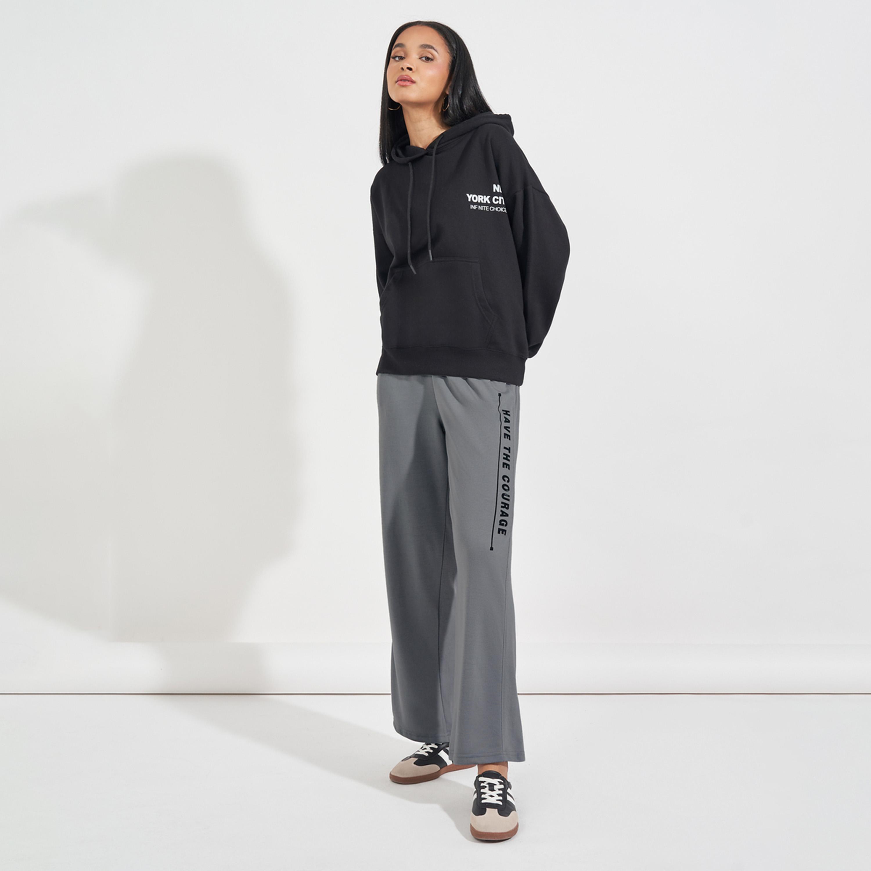 ستايلي - بنطال رياضي واسع الساق بخصر مرتفع وطبعة شعار-women-clothing-bottoms-joggers-image-1
