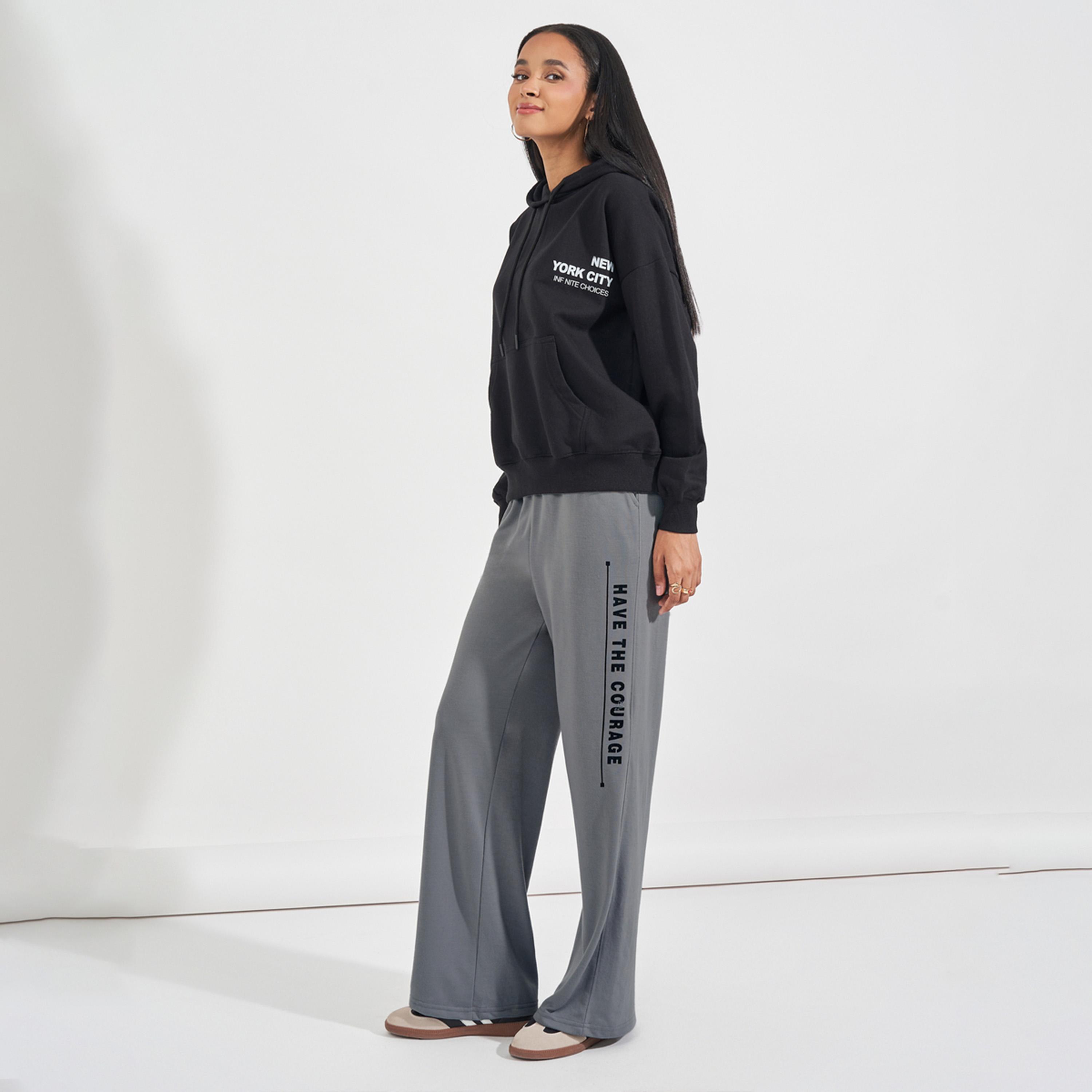 ستايلي - بنطال رياضي واسع الساق بخصر مرتفع وطبعة شعار-women-clothing-bottoms-joggers-image-5
