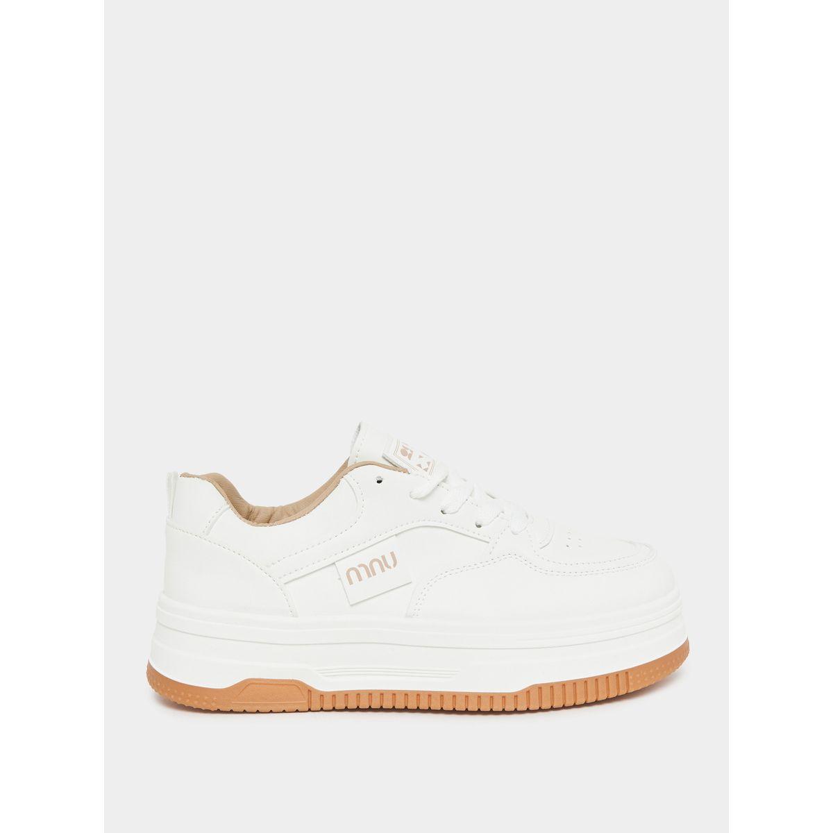 حذاء سكاتر مزين بشارة مع رباط غلق-women-shoes-sneakers-image-2