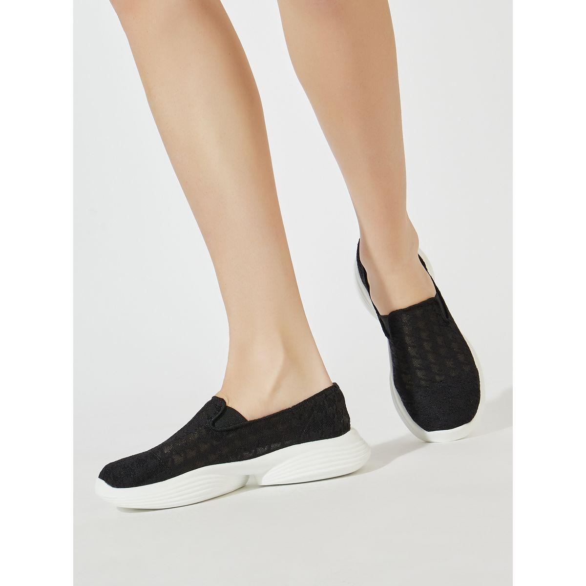 حذاء بمقدمة دائرية وسهل الارتداء-women-shoes-sneakers-image-2