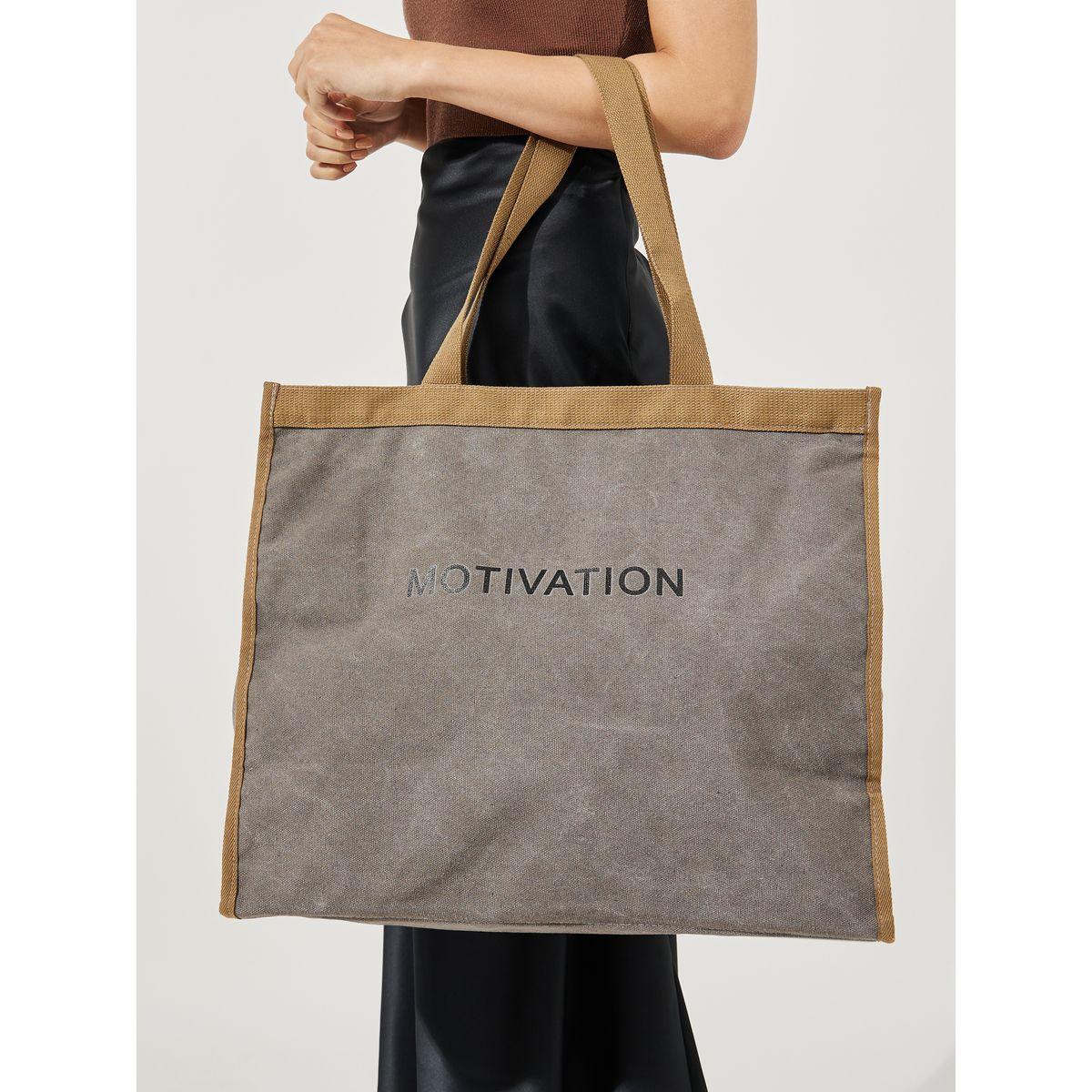 شنطة توتي مطبعة بكتابة مع سحَّاب غلق-women-bagsandwallets-handbags-image-4