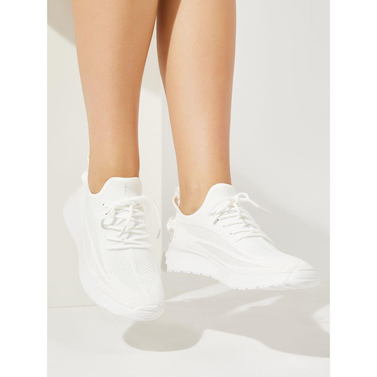 حذاء رياضي بتفاصيل بارزة الملمس-women-shoes-sneakers-image-1