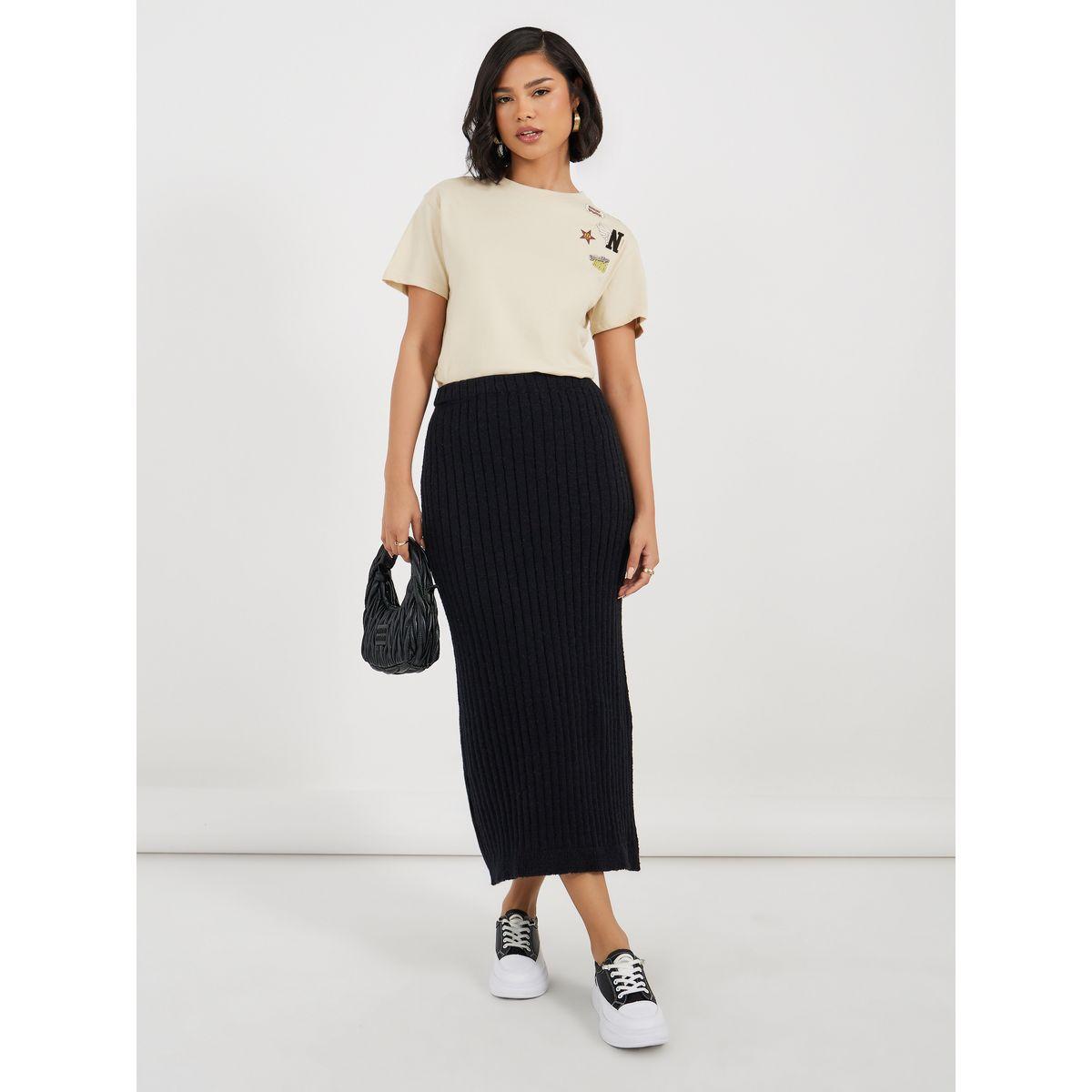 تي شيرت قطن جيرسي مزين بشارة-women-clothing-tshirts-image-2