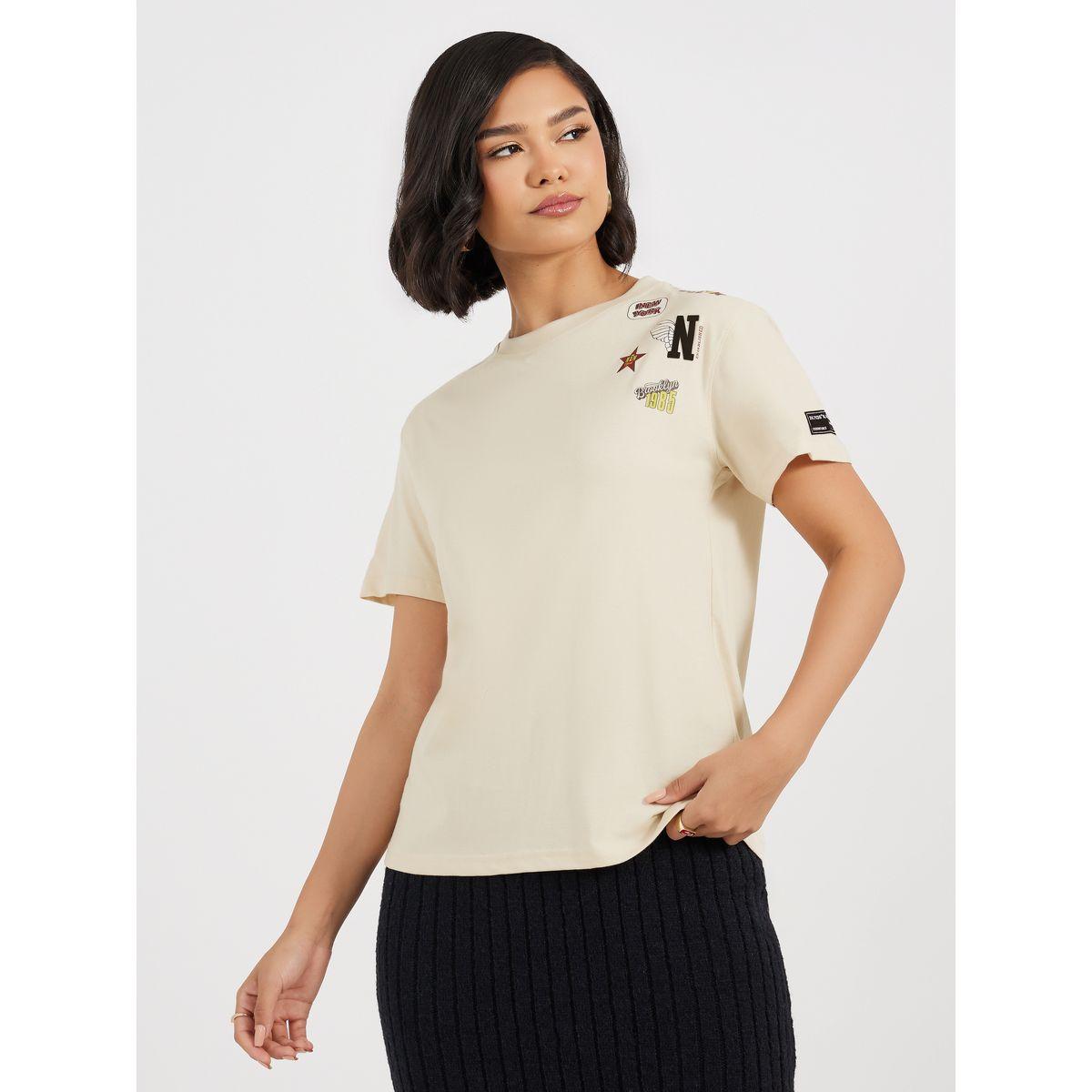 تي شيرت قطن جيرسي مزين بشارة-women-clothing-tshirts-image-3