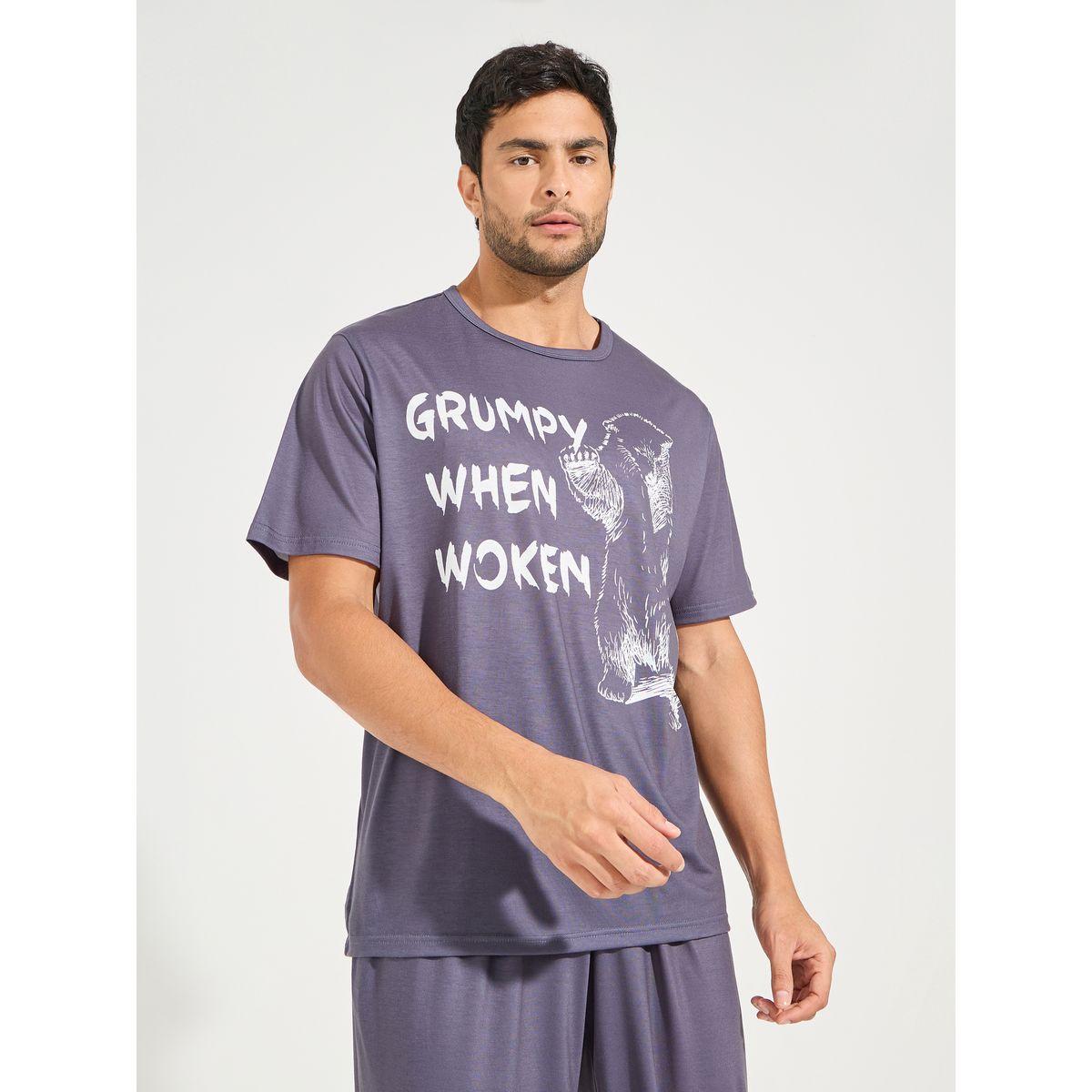 طقم من بنطال بيجاما مع تيشيرت بطبعة جرافيك-men-clothing-nightwear-sets-image-2
