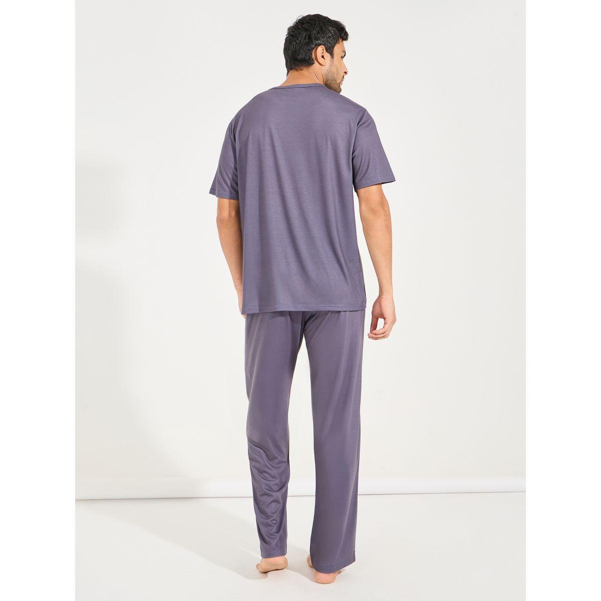 طقم من بنطال بيجاما مع تيشيرت بطبعة جرافيك-men-clothing-nightwear-sets-image-5