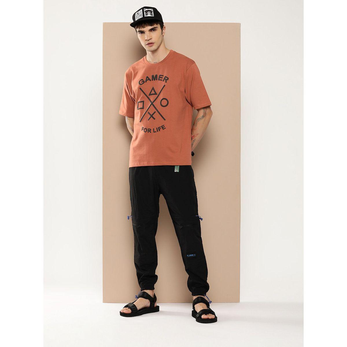 تيشيرت فضفاض مطبع بطبعة بارزة الملمس ديفيرنس أوف أوبينيون × ستايلي-men-clothing-tshirtsandpolos-tshirts-image-4