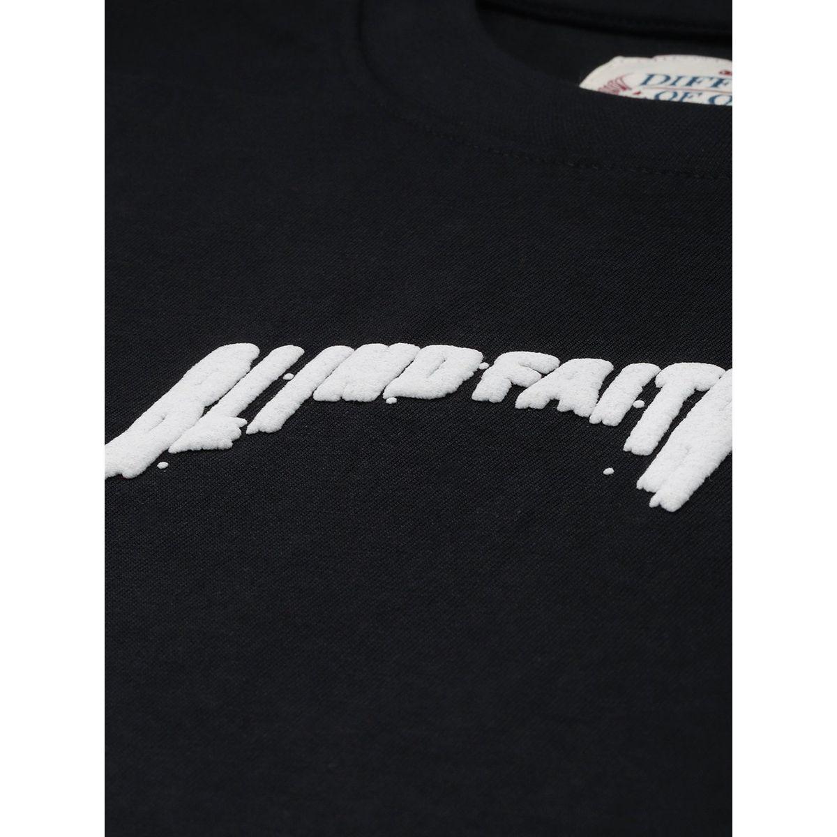 تيشيرت فضفاض باكتاف منخفضة وطبعة جرافيك ديفيرنس أوف أوبينيون × ستايلي-men-clothing-tshirtsandpolos-tshirts-image-2