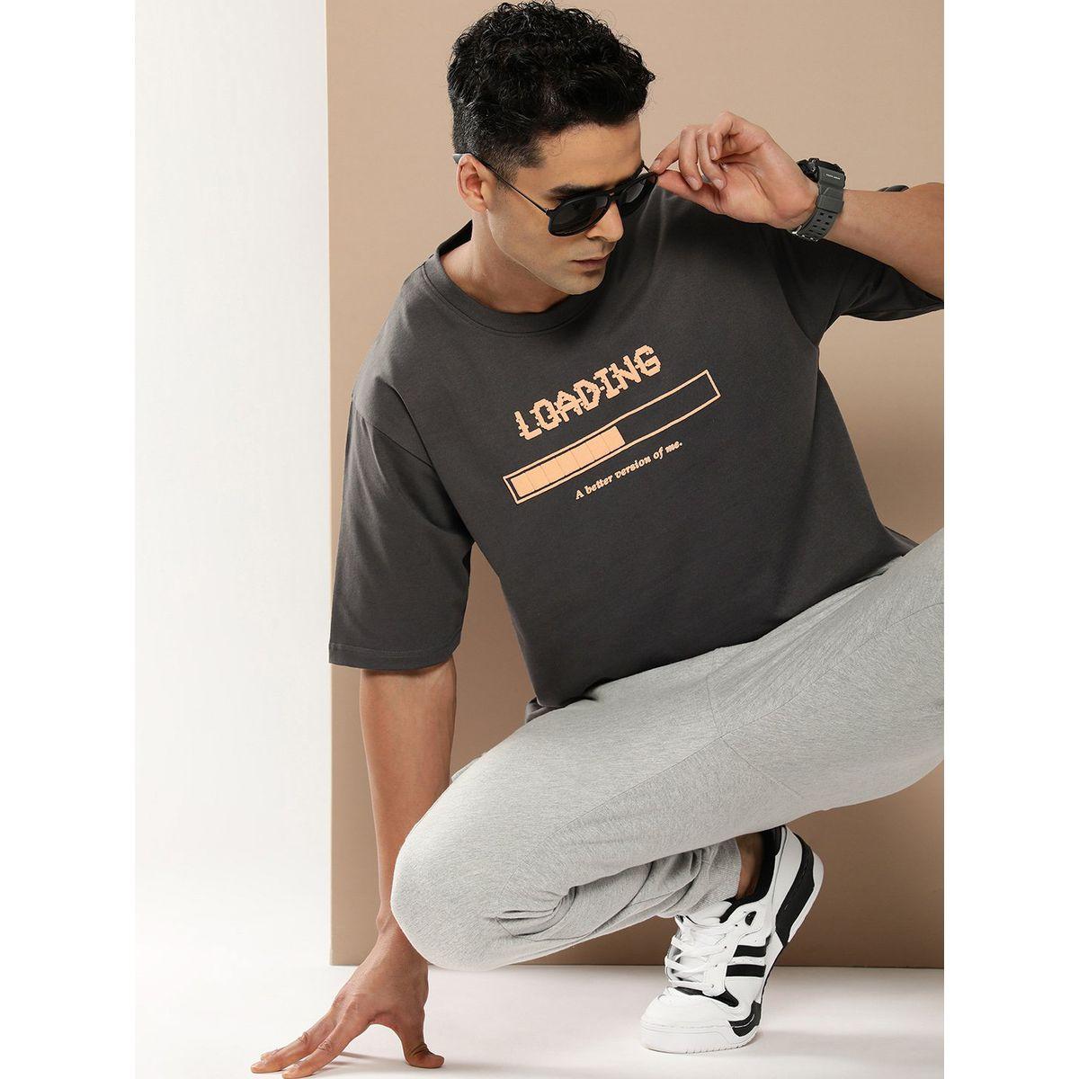 تيشيرت فضفاض باكتاف منخفضة وطبعة جرافيك ديفيرنس أوف أوبينيون × ستايلي-men-clothing-tshirtsandpolos-tshirts-image-1