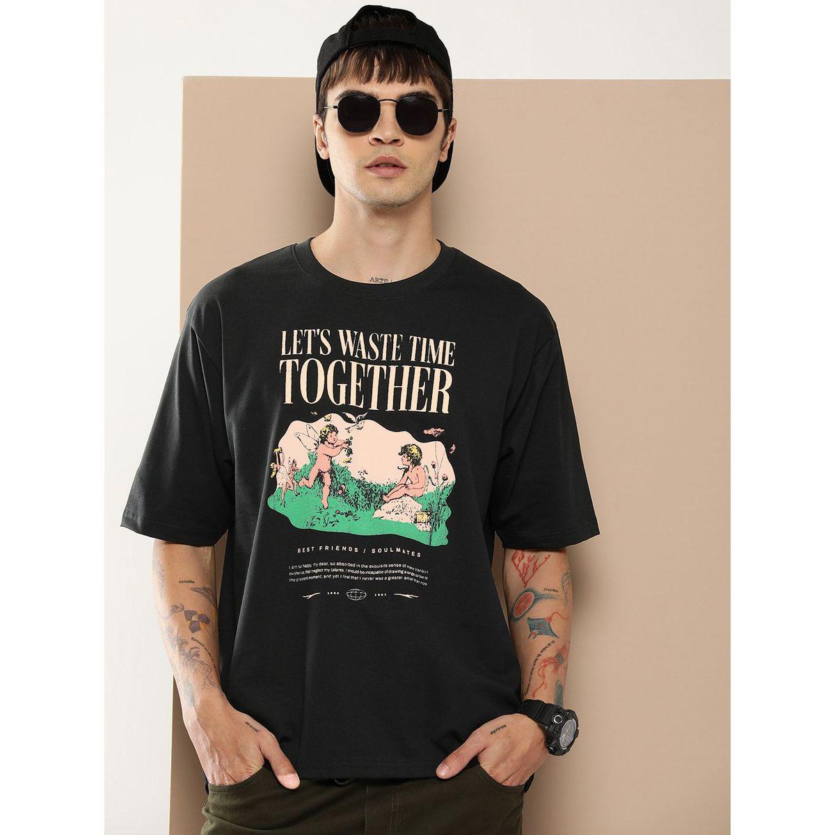 تيشيرت فضفاض باكتاف منخفضة وطبعة جرافيك ديفيرنس أوف أوبينيون × ستايلي-men-clothing-tshirtsandpolos-tshirts-image-1