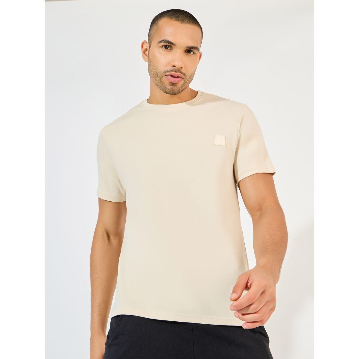 تيشيرت بقصة عادية وياقة دائرية مع شارة-men-clothing-tshirtsandpolos-tshirts-image-1