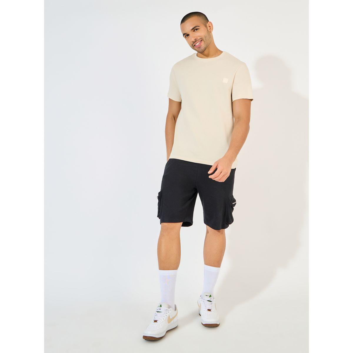 تيشيرت بقصة عادية وياقة دائرية مع شارة-men-clothing-tshirtsandpolos-tshirts-image-2