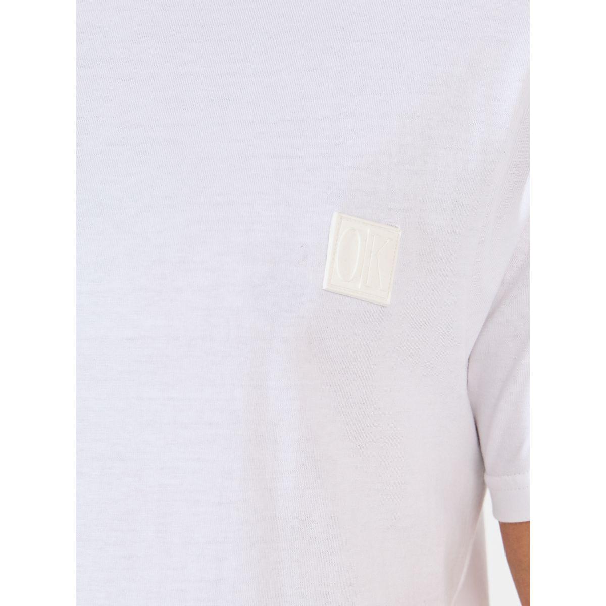 تيشيرت بقصة عادية وياقة دائرية مع شارة سيليكون-men-clothing-tshirtsandpolos-tshirts-image-3
