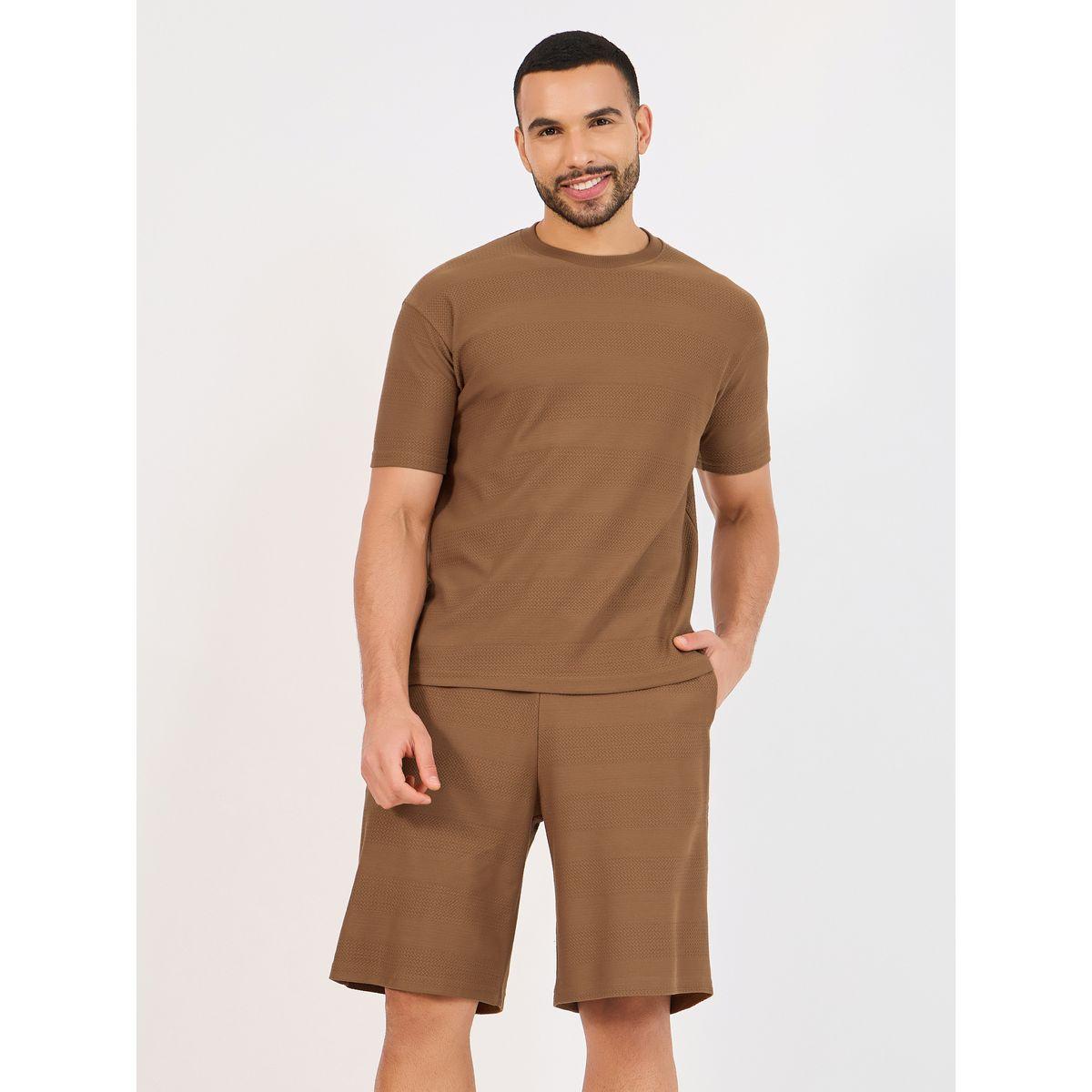 طقم منسق من شورت وتيشيرت فضفاض بتفاصيل بارزة الملمس-men-clothing-coordsets-image-1