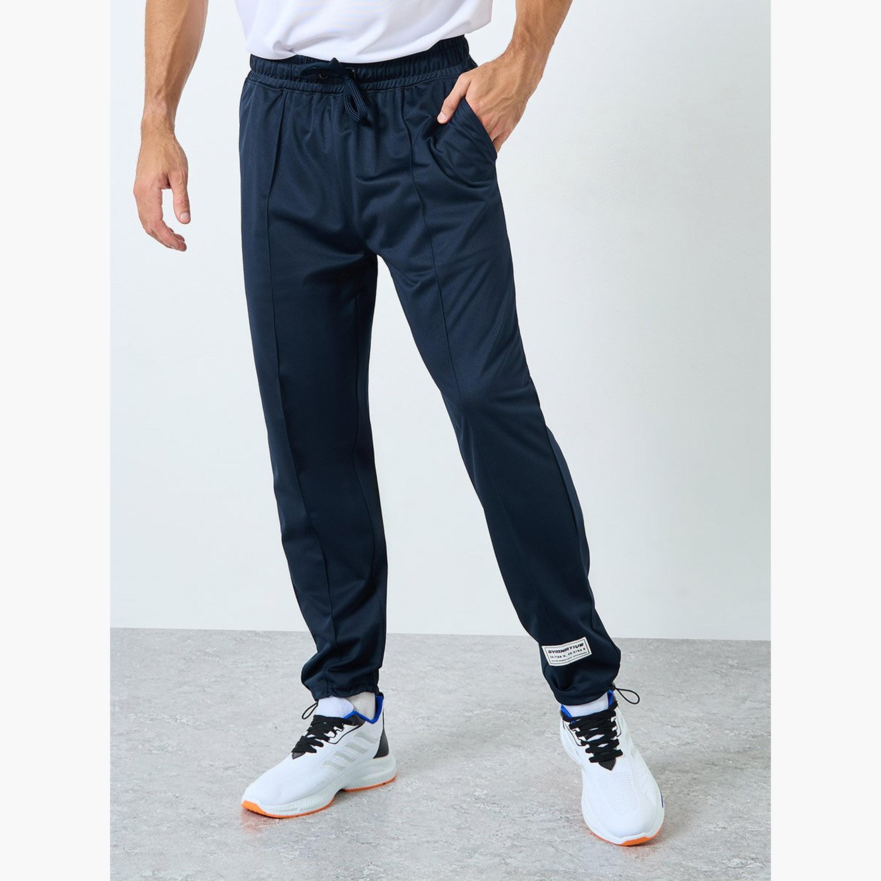ستايلي - بنطال رياضي رياضي ناعم للغاية ورفيع بتصميم بين تاك مع تفاصيل شارة-men-clothing-sportswearandactivewear-bottoms-joggers-image-1