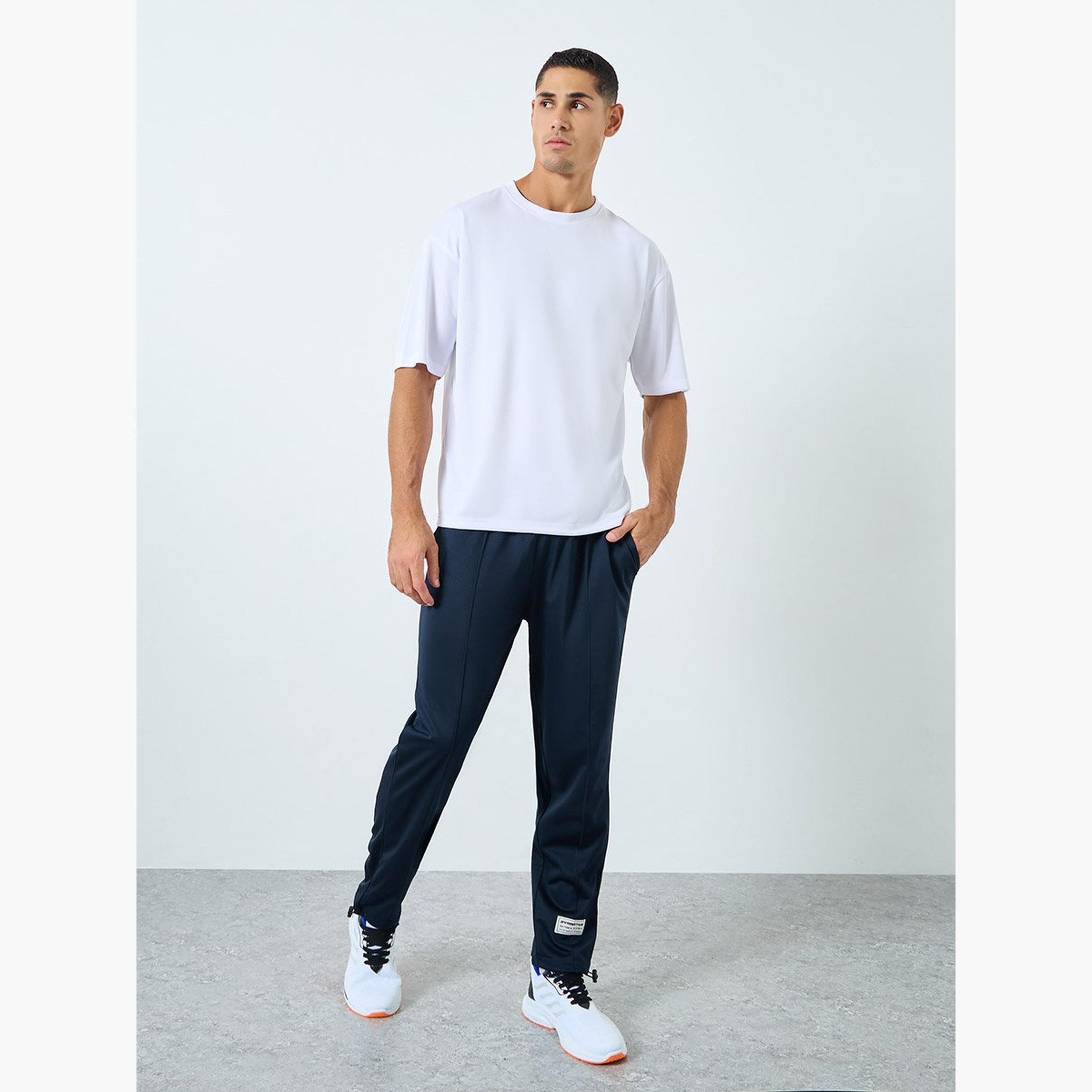 ستايلي - بنطال رياضي رياضي ناعم للغاية ورفيع بتصميم بين تاك مع تفاصيل شارة-men-clothing-sportswearandactivewear-bottoms-joggers-image-2