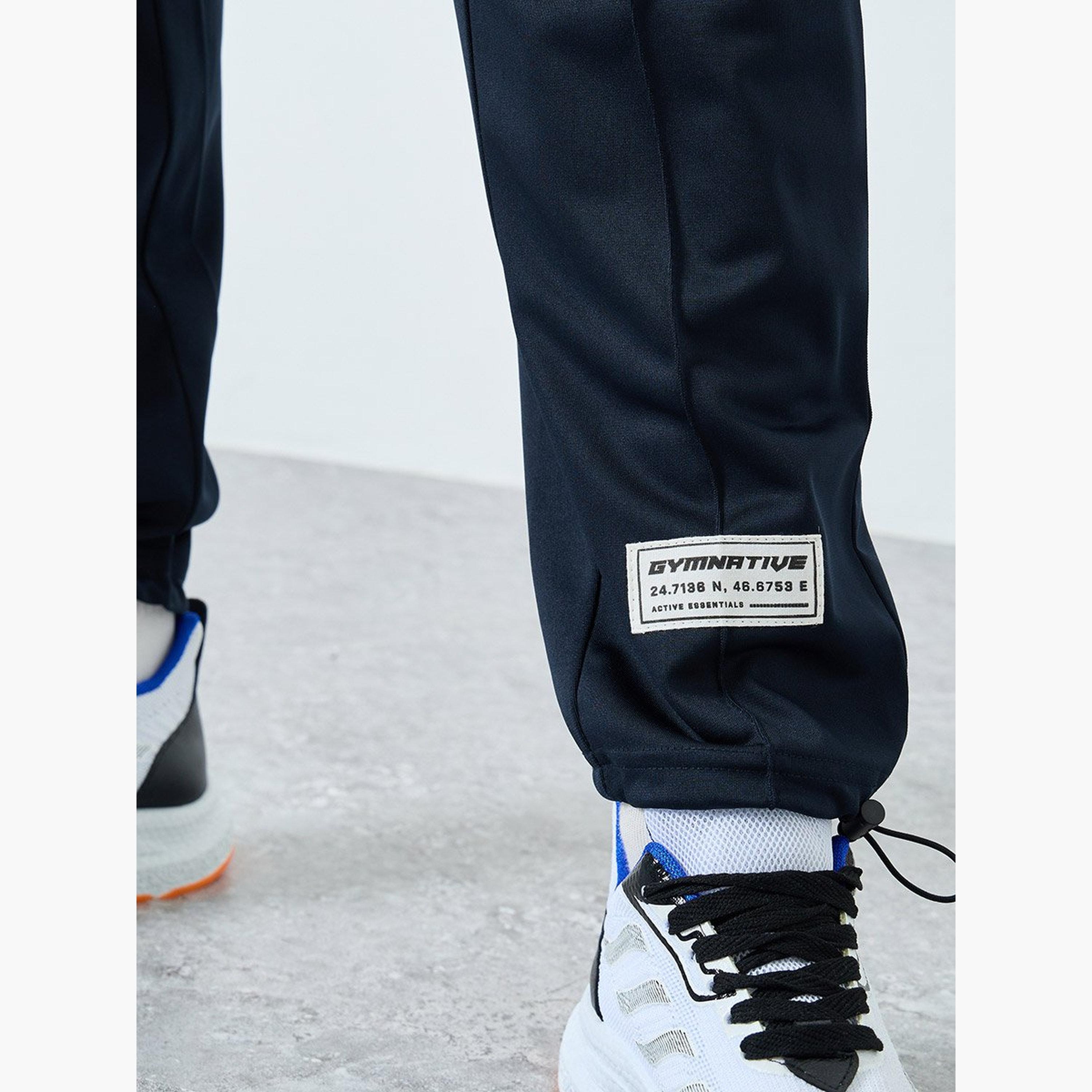ستايلي - بنطال رياضي رياضي ناعم للغاية ورفيع بتصميم بين تاك مع تفاصيل شارة-men-clothing-sportswearandactivewear-bottoms-joggers-image-4