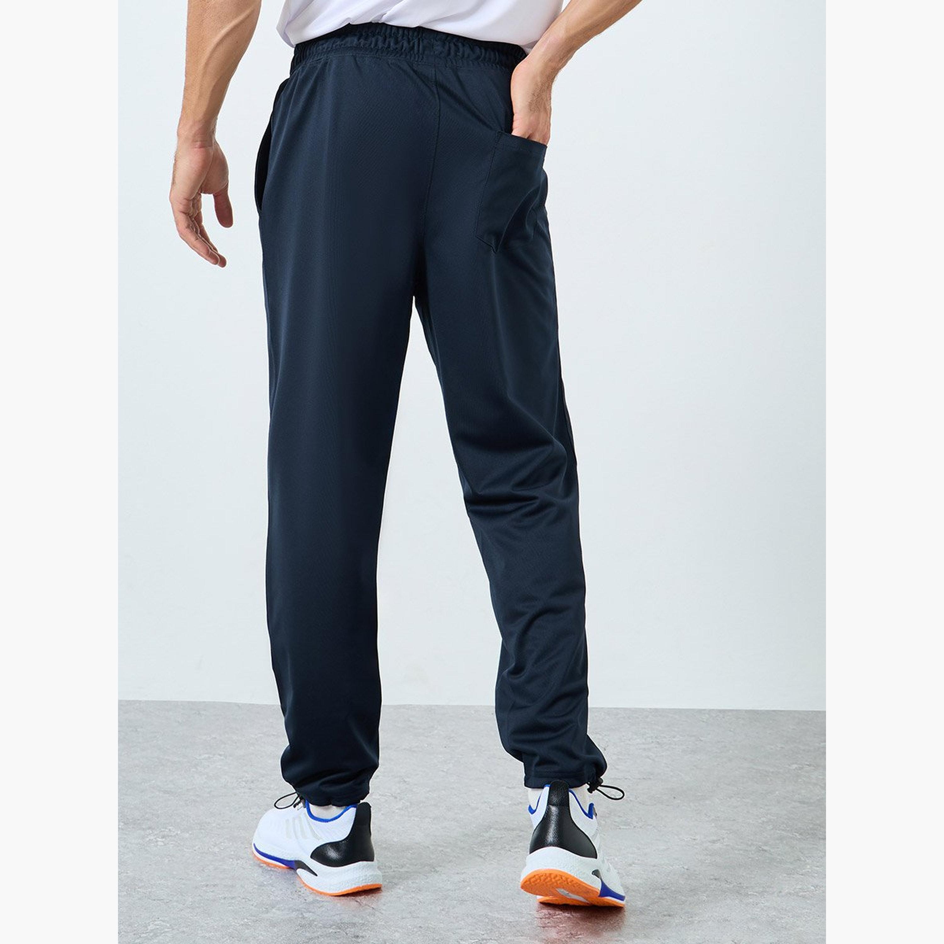 ستايلي - بنطال رياضي رياضي ناعم للغاية ورفيع بتصميم بين تاك مع تفاصيل شارة-men-clothing-sportswearandactivewear-bottoms-joggers-image-5