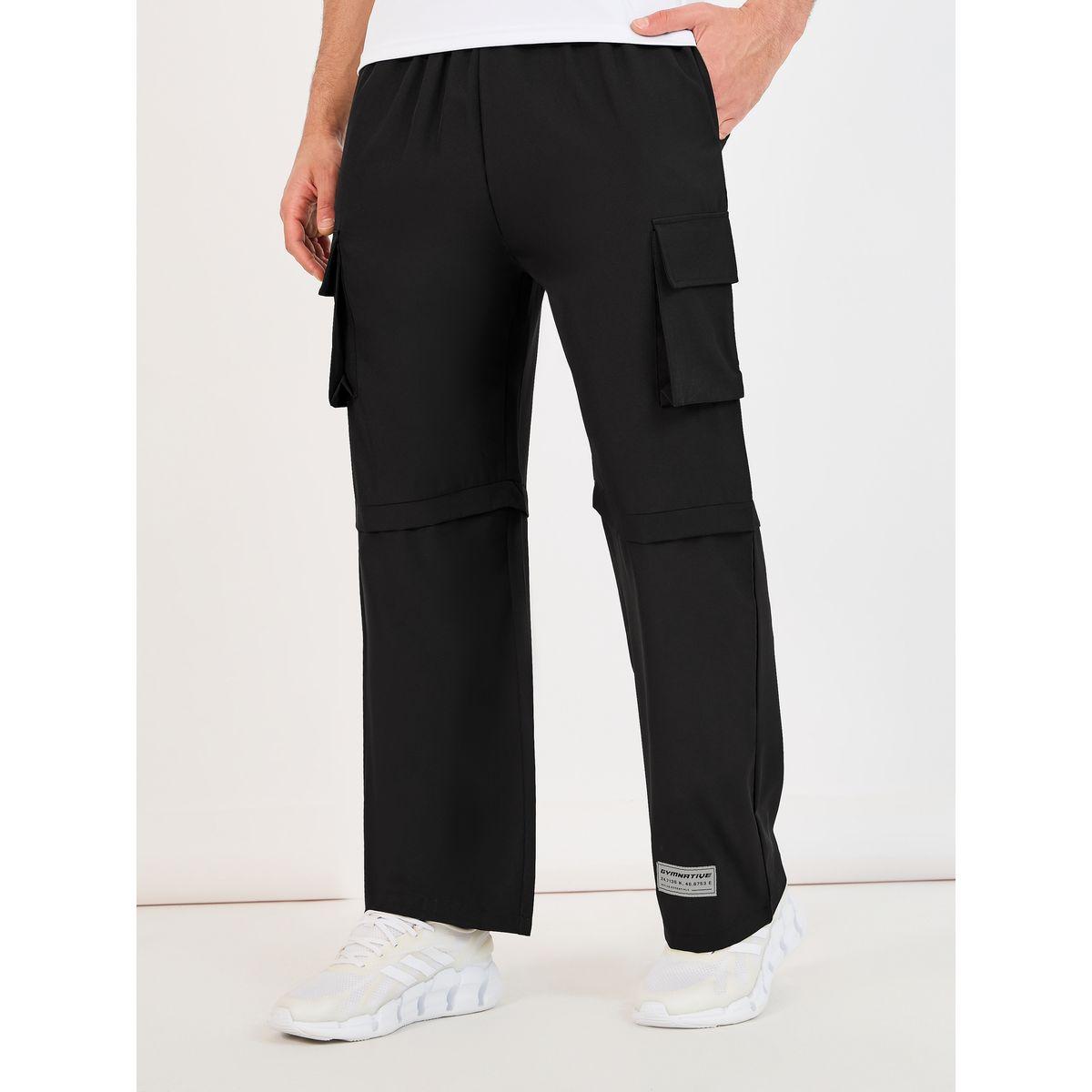 بنطال فضفاض بجيوب كارجو ومزين بشارة-men-clothing-sportswearandactivewear-bottoms-image-1