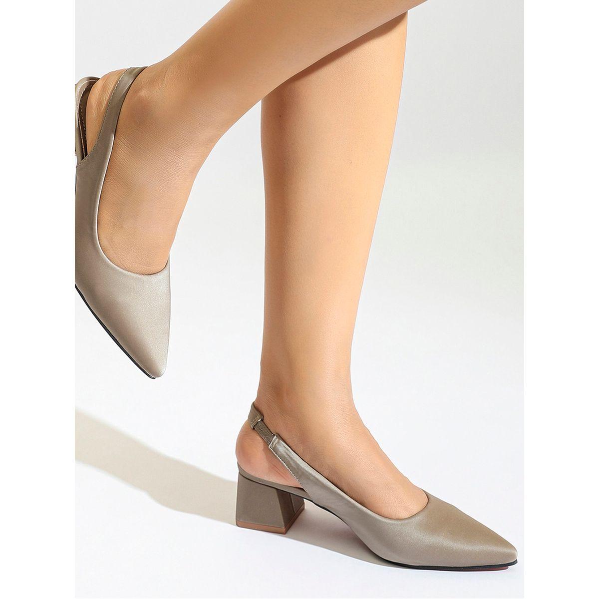 حذاء رسمي سادة بمقدمة مدببة سنِيك-أ-بِيك × ستايلي-women-shoes-heels-image-4