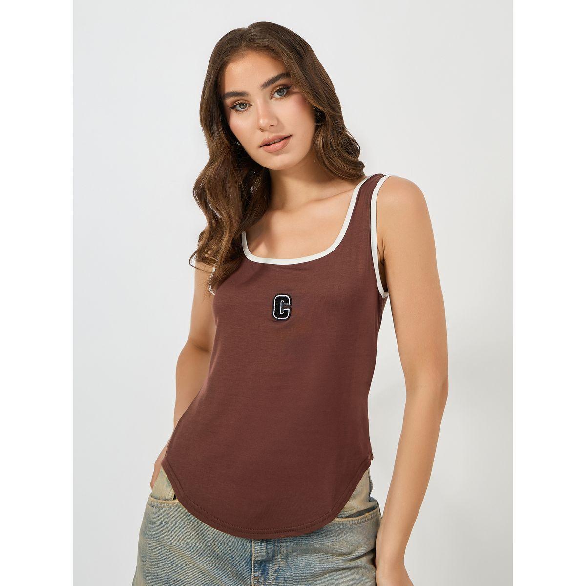 بلوزة بلا اكمام مع ياقة واسعة وتفاصيل مُطرّزة-women-clothing-tshirts-image-3